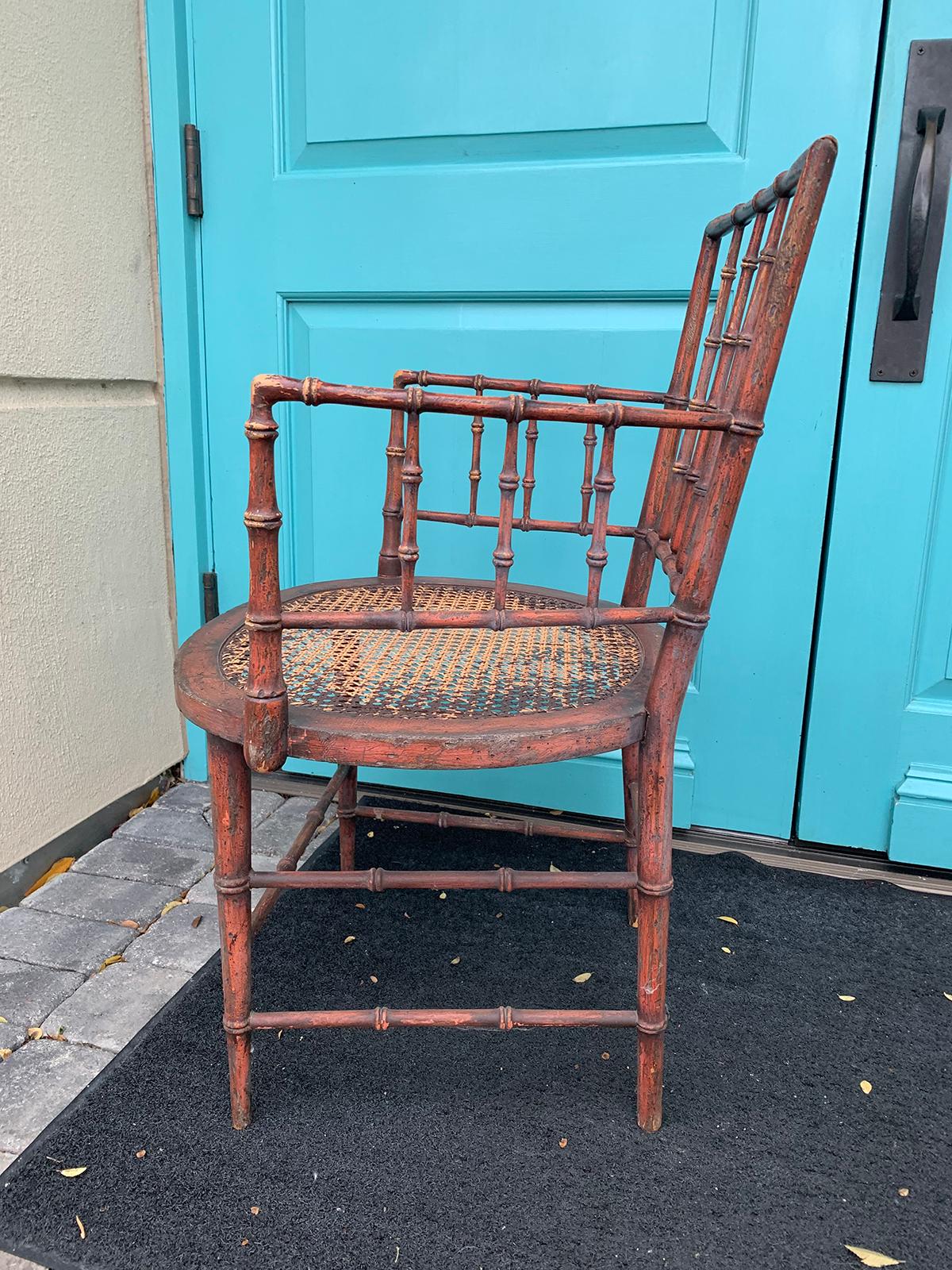 Peint à la main Fauteuil en faux bambou peint en rouge du début du XIXe siècle, datant d'environ 1810, période Régence