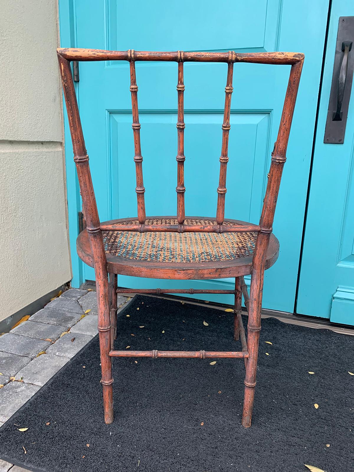 Fauteuil en faux bambou peint en rouge du début du XIXe siècle, datant d'environ 1810, période Régence Bon état à Atlanta, GA