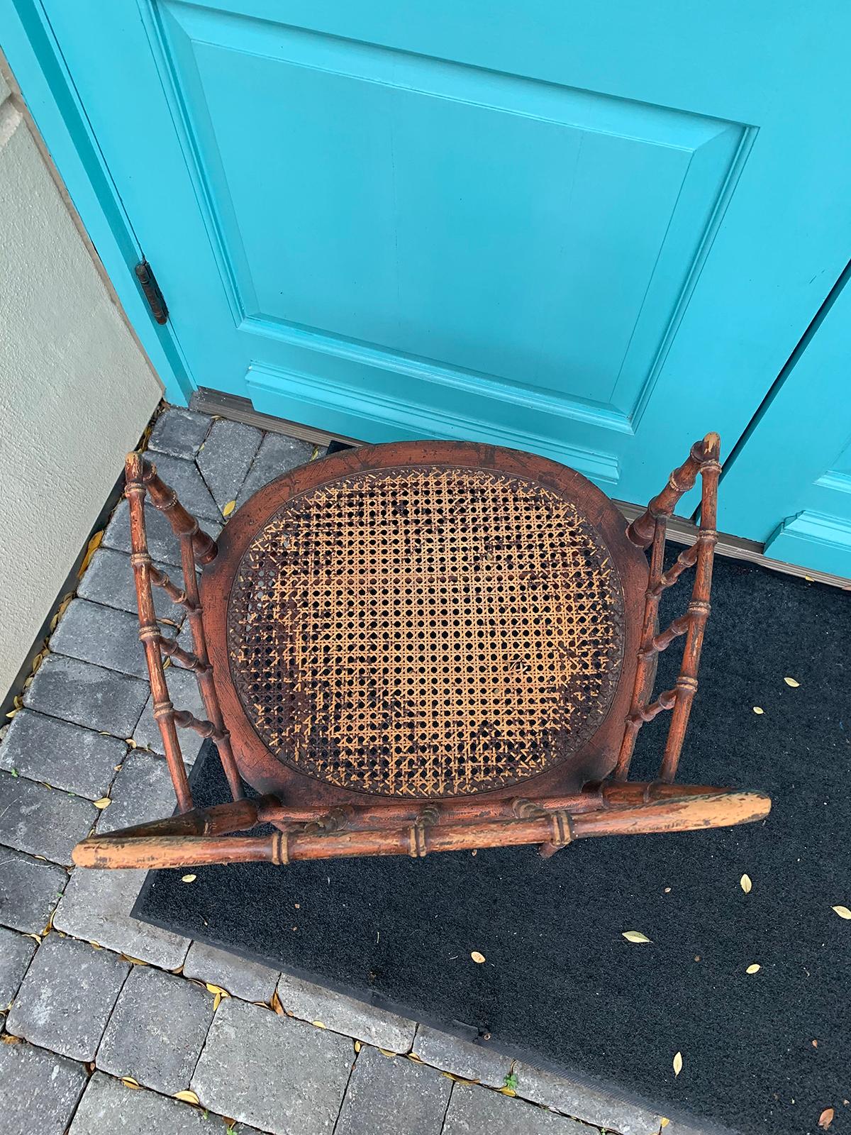Fauteuil en faux bambou peint en rouge du début du XIXe siècle, datant d'environ 1810, période Régence 1