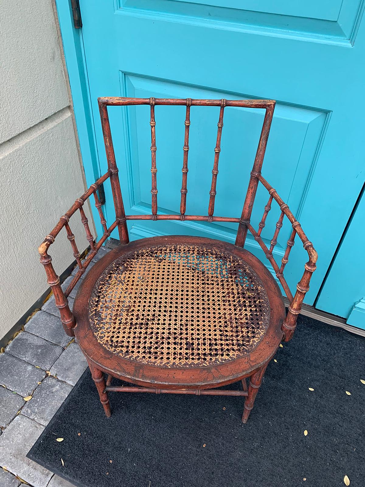Fauteuil en faux bambou peint en rouge du début du XIXe siècle, datant d'environ 1810, période Régence 2