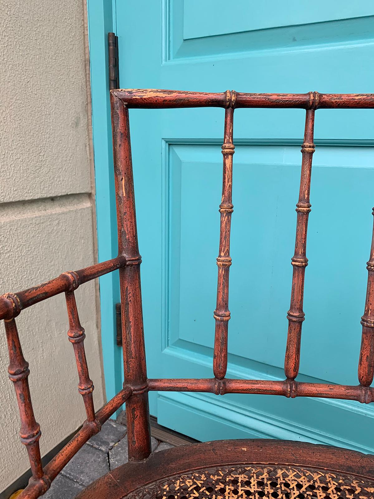 Fauteuil en faux bambou peint en rouge du début du XIXe siècle, datant d'environ 1810, période Régence 3