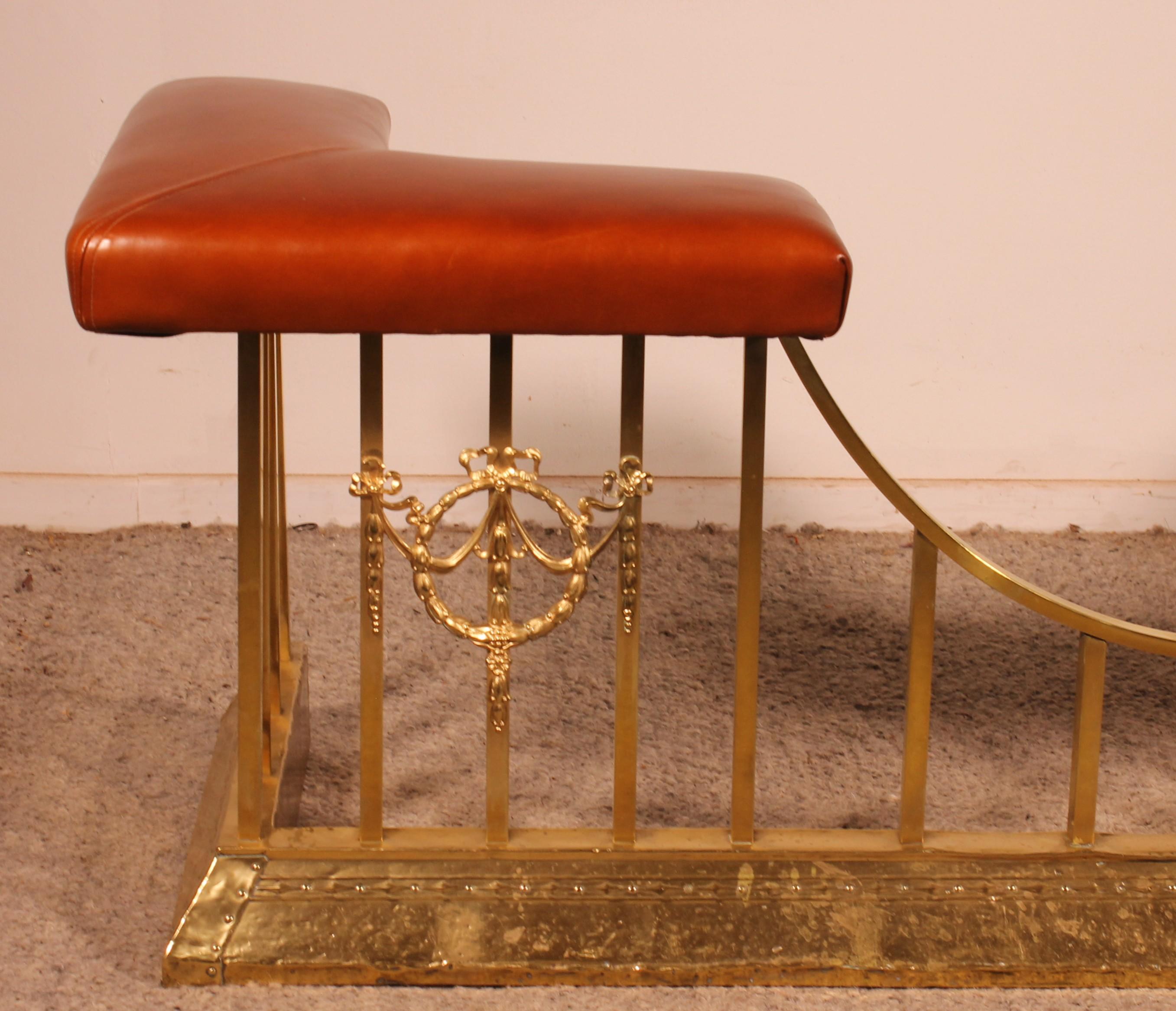 Hervorragender und seltener Messing-Keulenfender aus dem frühen 19.

Sehr schöne Perlenstickerei am Boden sowie zwei Medaillons. Das ist ungewöhnlich und verleiht ihm viel Charme.
Er hat zwei tabakfarbene Ledersitze.
Sehr dekoratives und