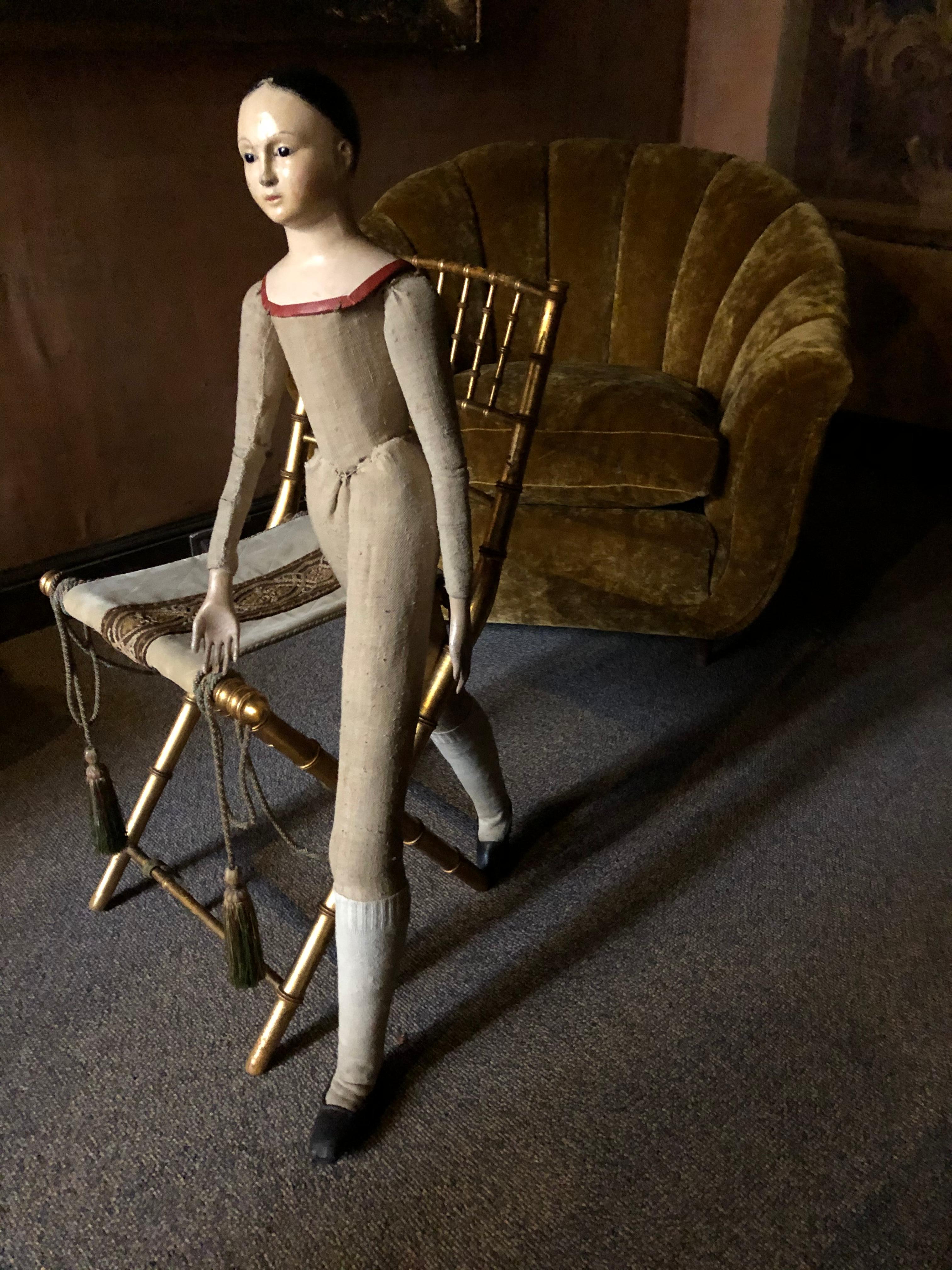 Early 19th century collector’s doll, polychrome papier mâché head from the famous Voit house
Body in wood and fabrics. The lines of the hand are sculpted.
Original stockings and shoes
Sulphide eyes,
circa 1800,
France.