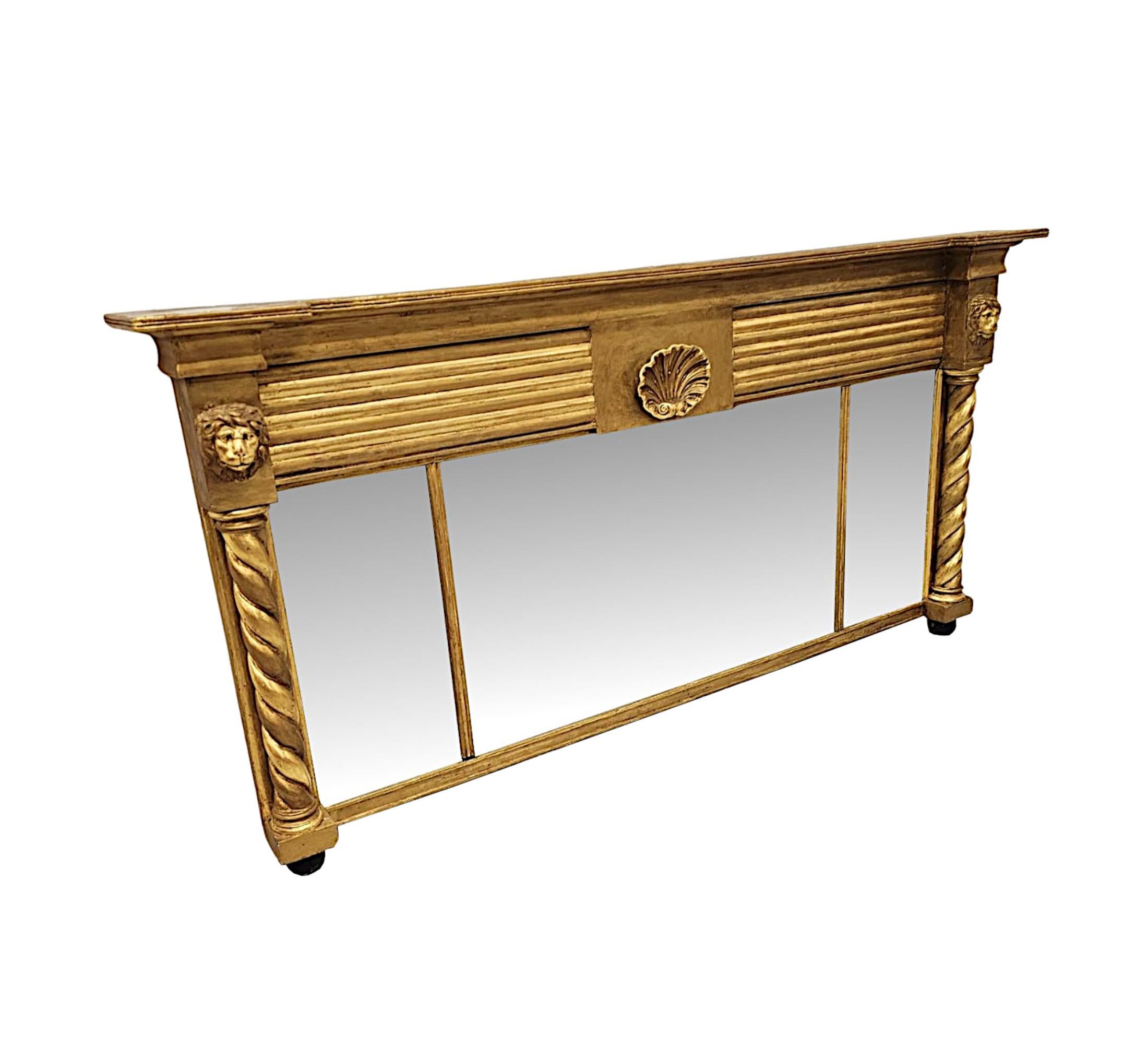 Un'opera molto bella e  insolita specchiera a scomparti in legno dorato dell'inizio del XIX secolo, di qualità favolosa e di proporzioni basse e larghe.  La splendida cornice in legno dorato intagliato a mano, modellato e scanalato è sormontata da