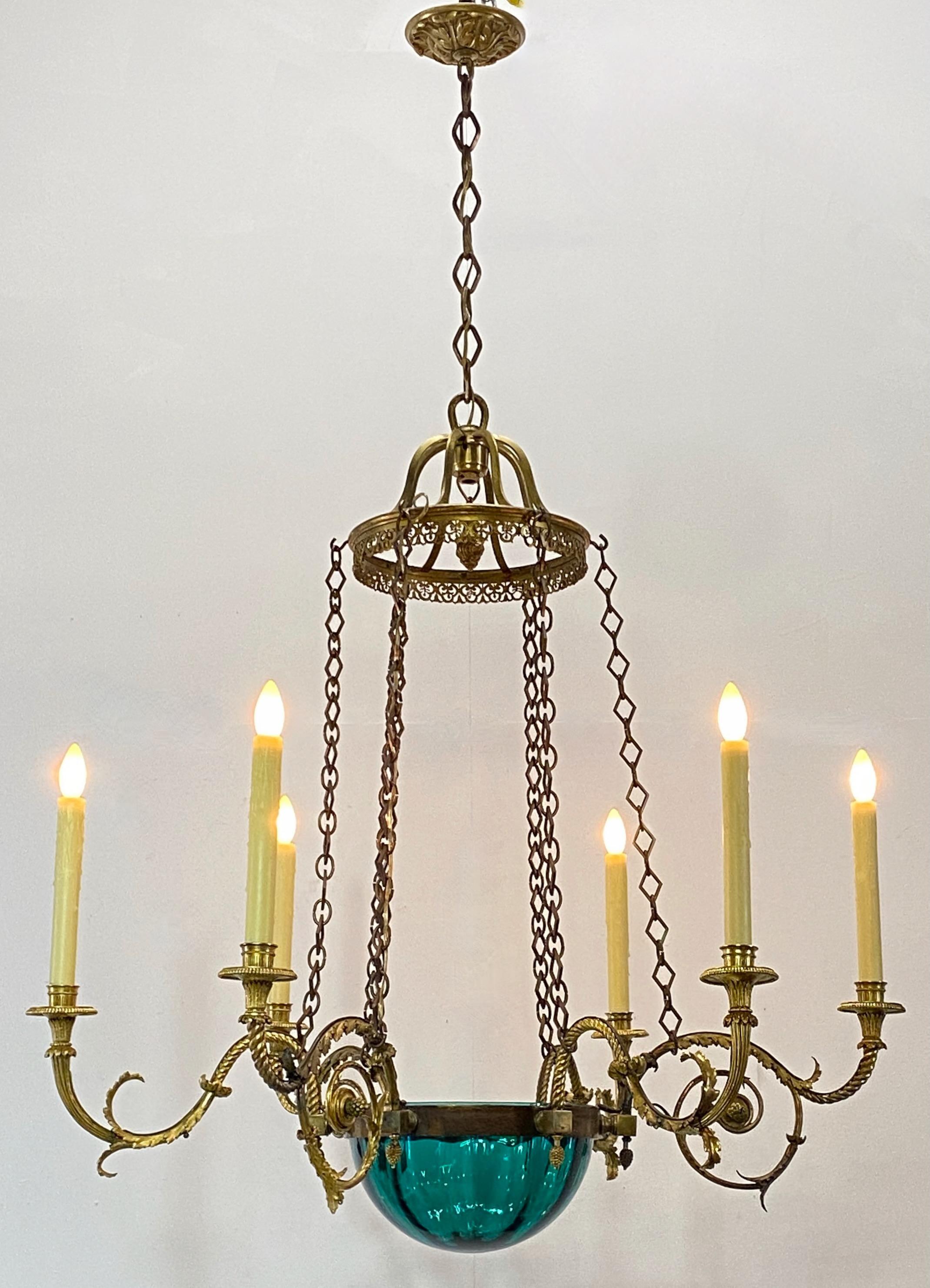 Un eccezionale lampadario a sei luci in bronzo e vetro verde dell'inizio del XIX secolo.
Qualità e colore bellissimi.
Molto probabilmente scandinavo o forse russo.
Recentemente è stato ricablato e pronto per l'installazione.
La lunghezza della
