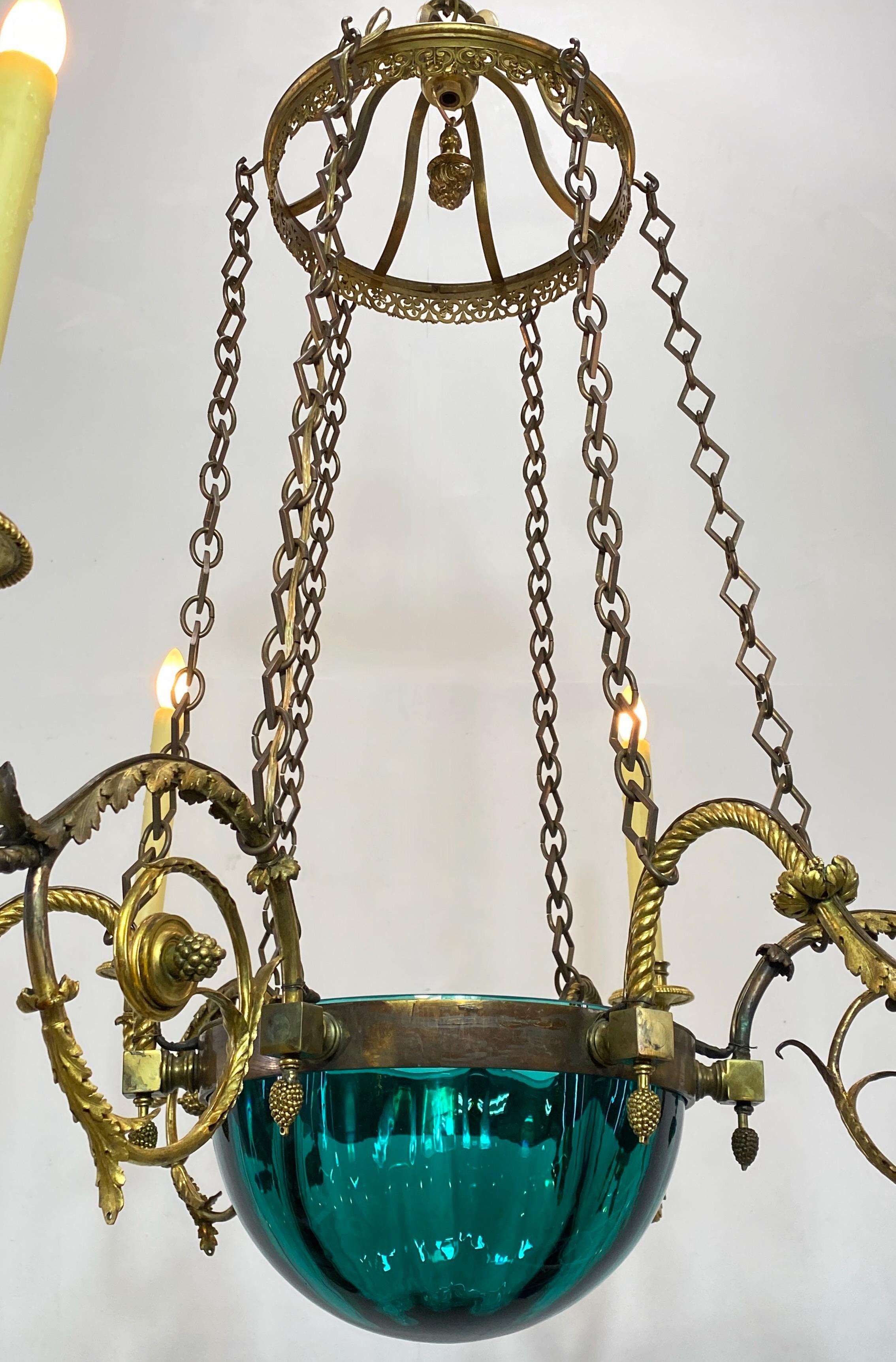 Bronzo Lampadario continentale in bronzo e vetro dell'inizio del XIX secolo in vendita