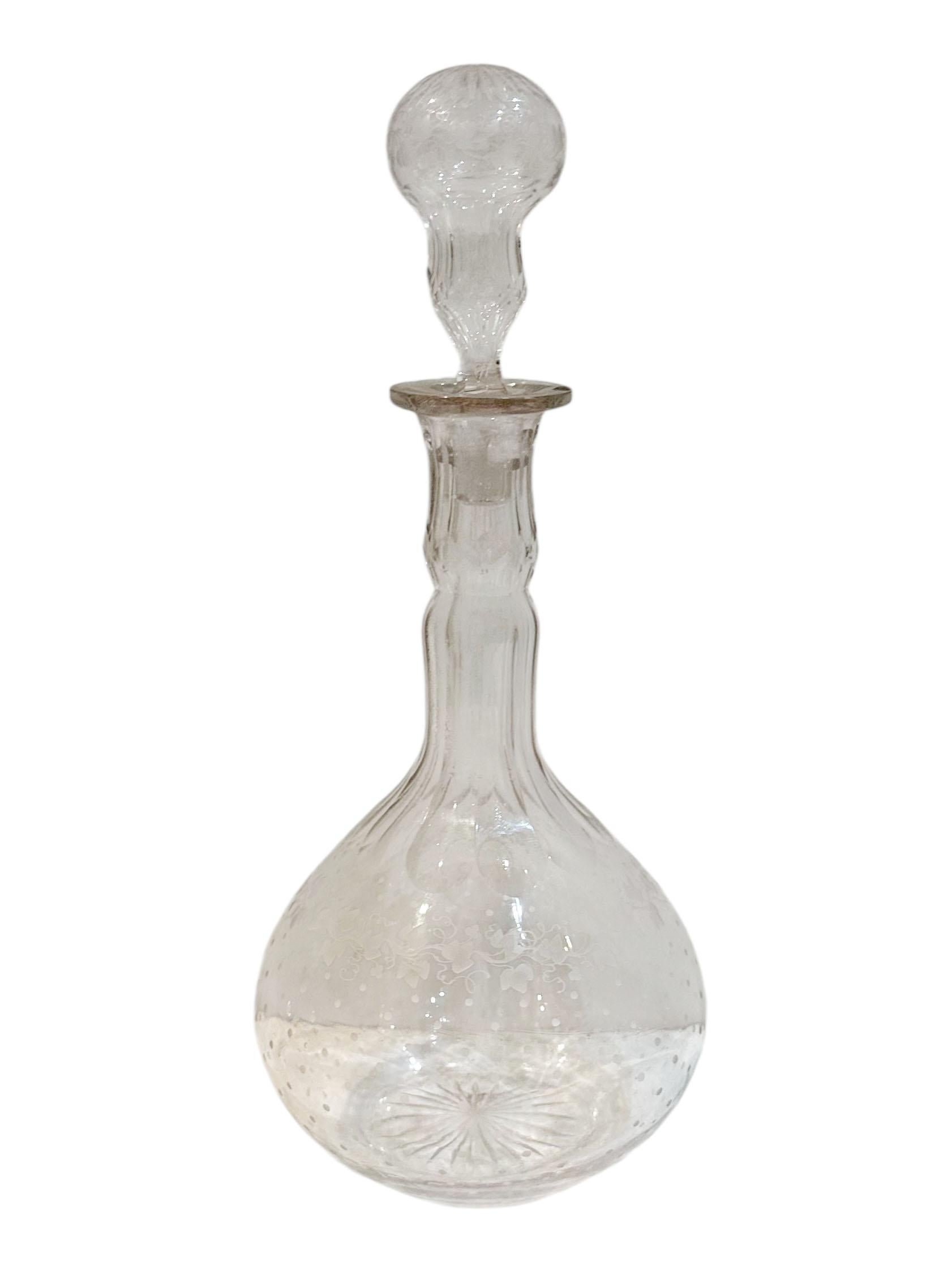 Botella de vidrio continental de principios del siglo XIX con decoración grabada Sueco en venta