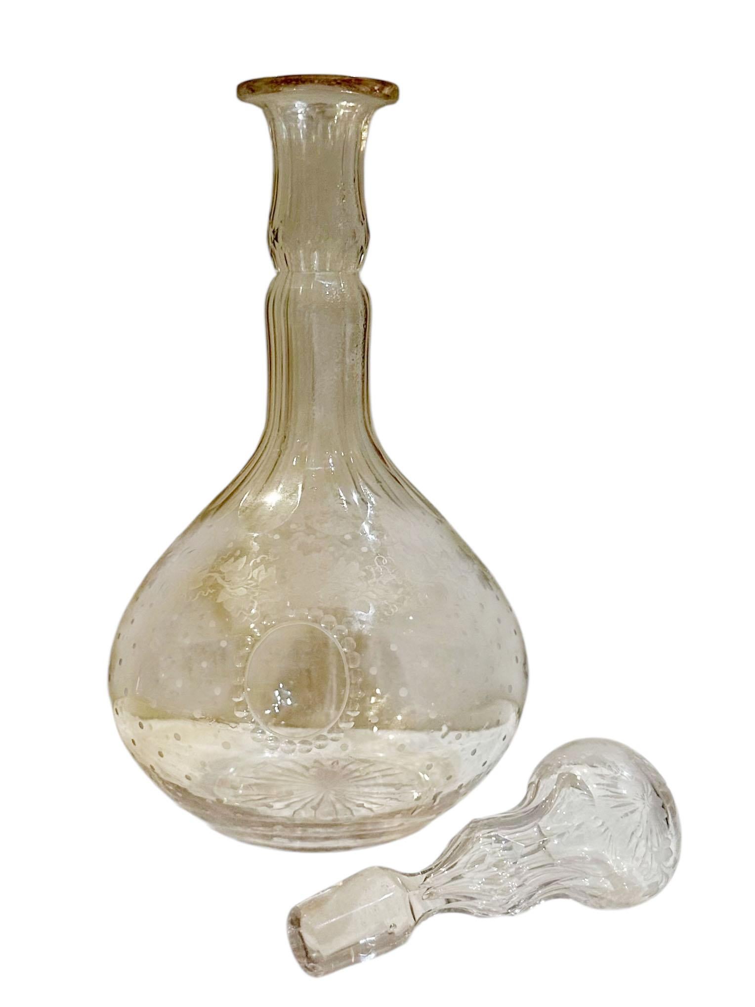 Botella de vidrio continental de principios del siglo XIX con decoración grabada en Bueno estado para la venta en Tampa, FL