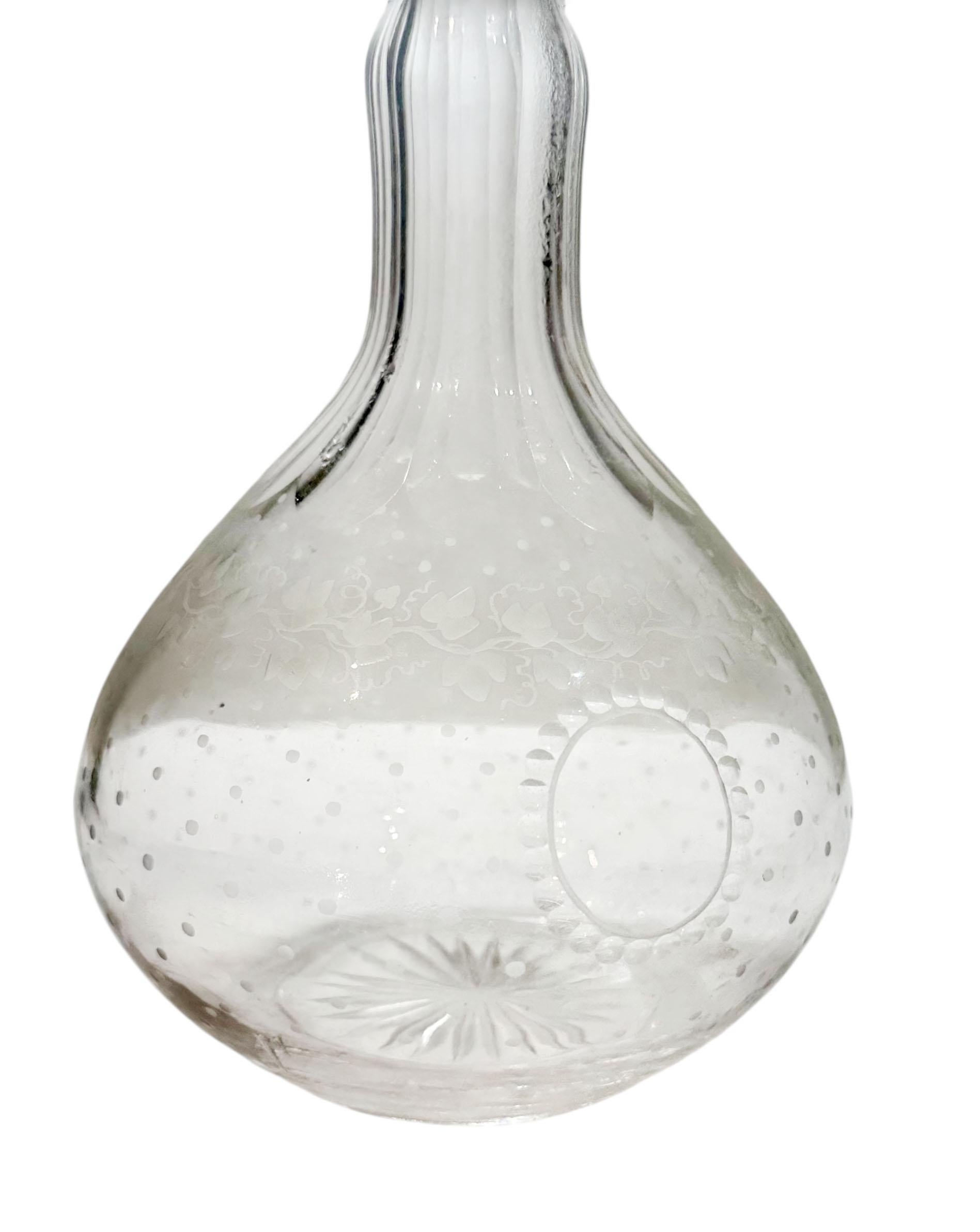 Botella de vidrio continental de principios del siglo XIX con decoración grabada en venta 1