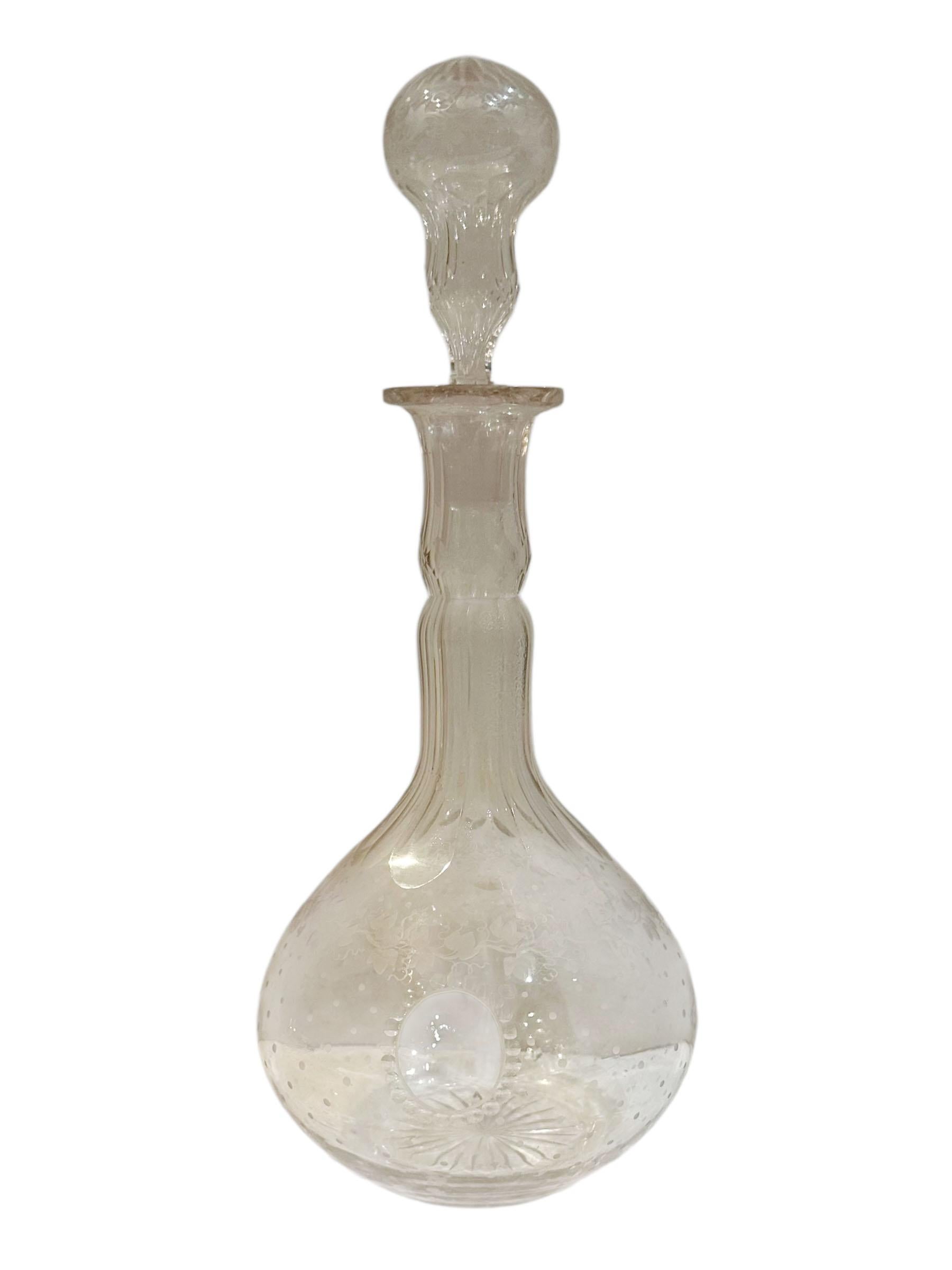 Botella de vidrio continental de principios del siglo XIX con decoración grabada en venta 2