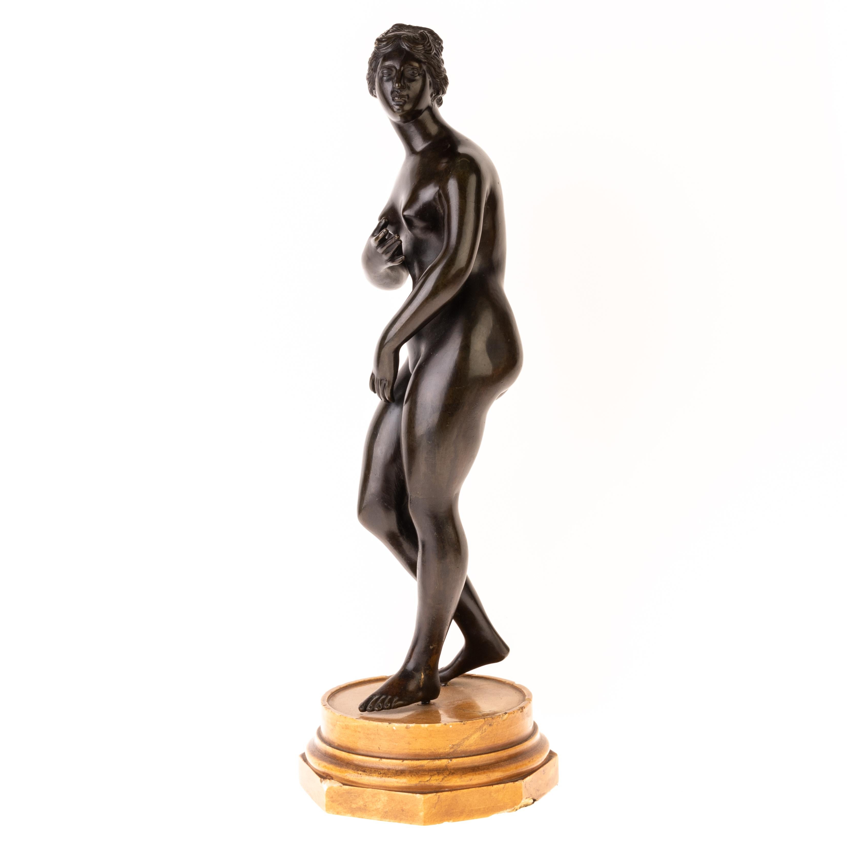This captivating early 19th-century Continental Grand Tour bronze sculpture of Venus de' Medici is a stunning representation of classical beauty and neoclassical artistry. Cast with remarkable detail, the figure portrays the renowned statue of