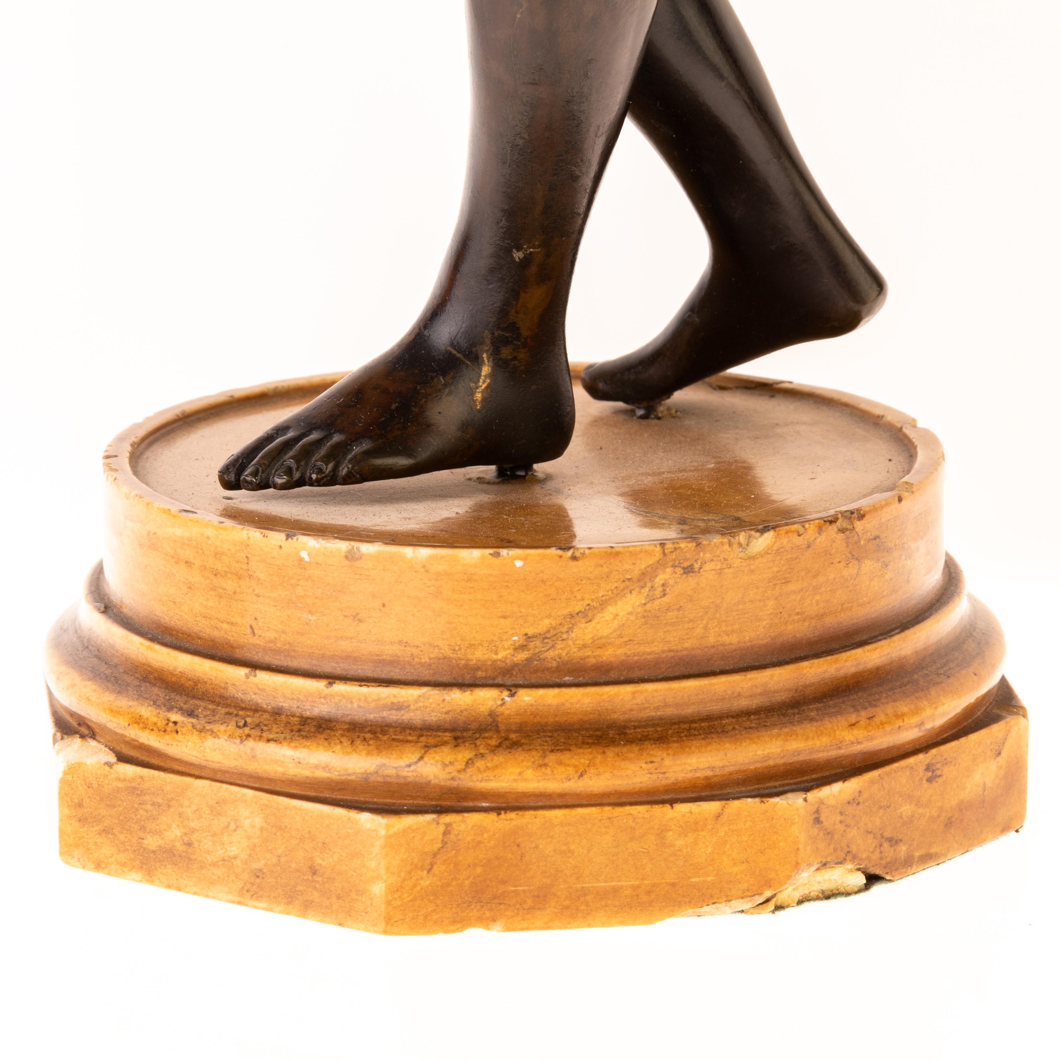Early 19th Century Continental Grand Tour Bronze Sculpture of Venus de' Medici For Sale 4