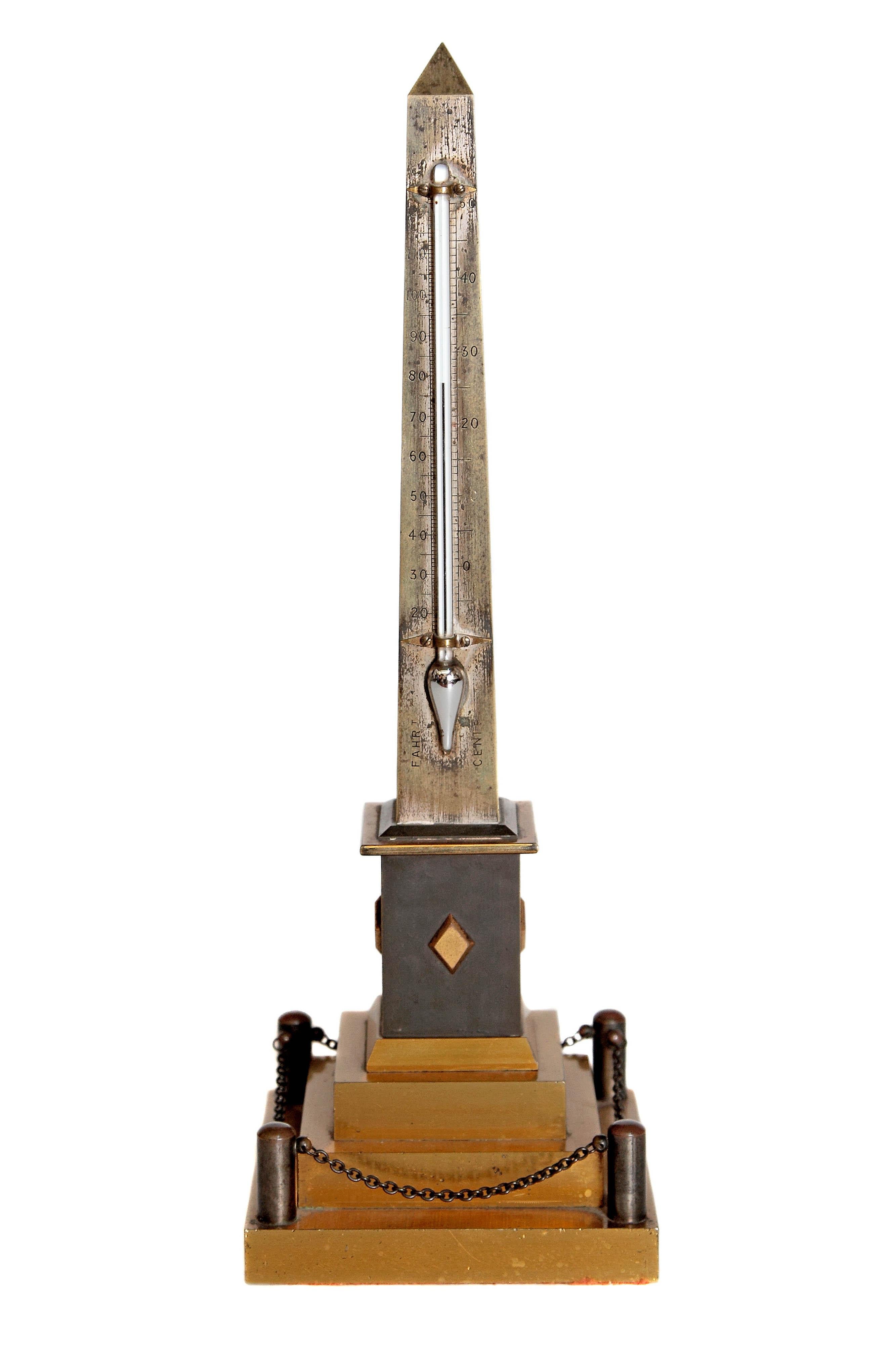 Grand-Tour-Thermometer aus vergoldetem und patiniertem Silber auf einem quadratischen Sockel mit Kettenbalustrade, um 1830.