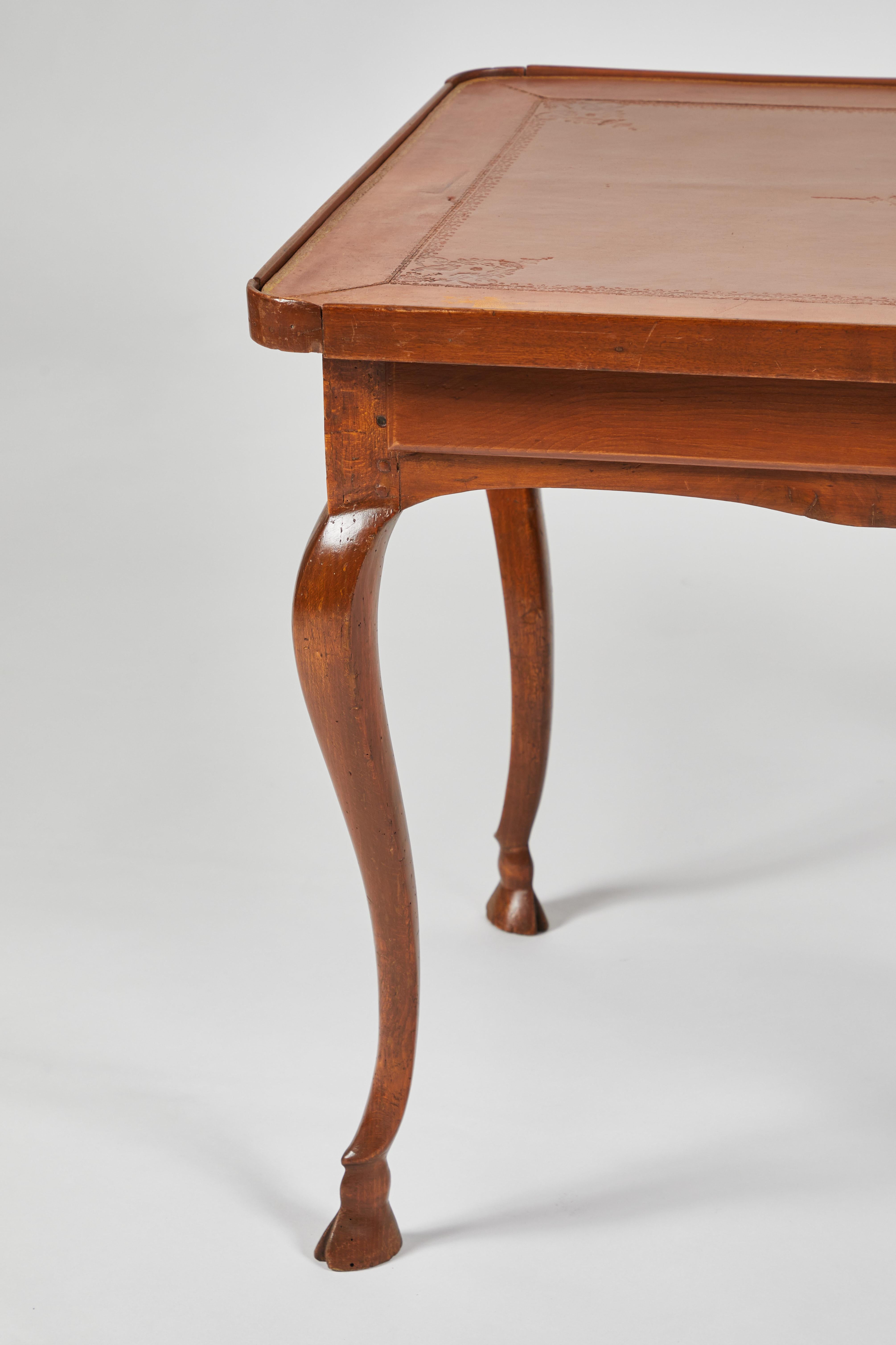 Continental rococo style walnut leather top writing table
This Italian late 18th early 19th century table features a leather tray style top above a shaped frieze with one drawer raised on slender cabriole legs ending in stylized hoof feet.