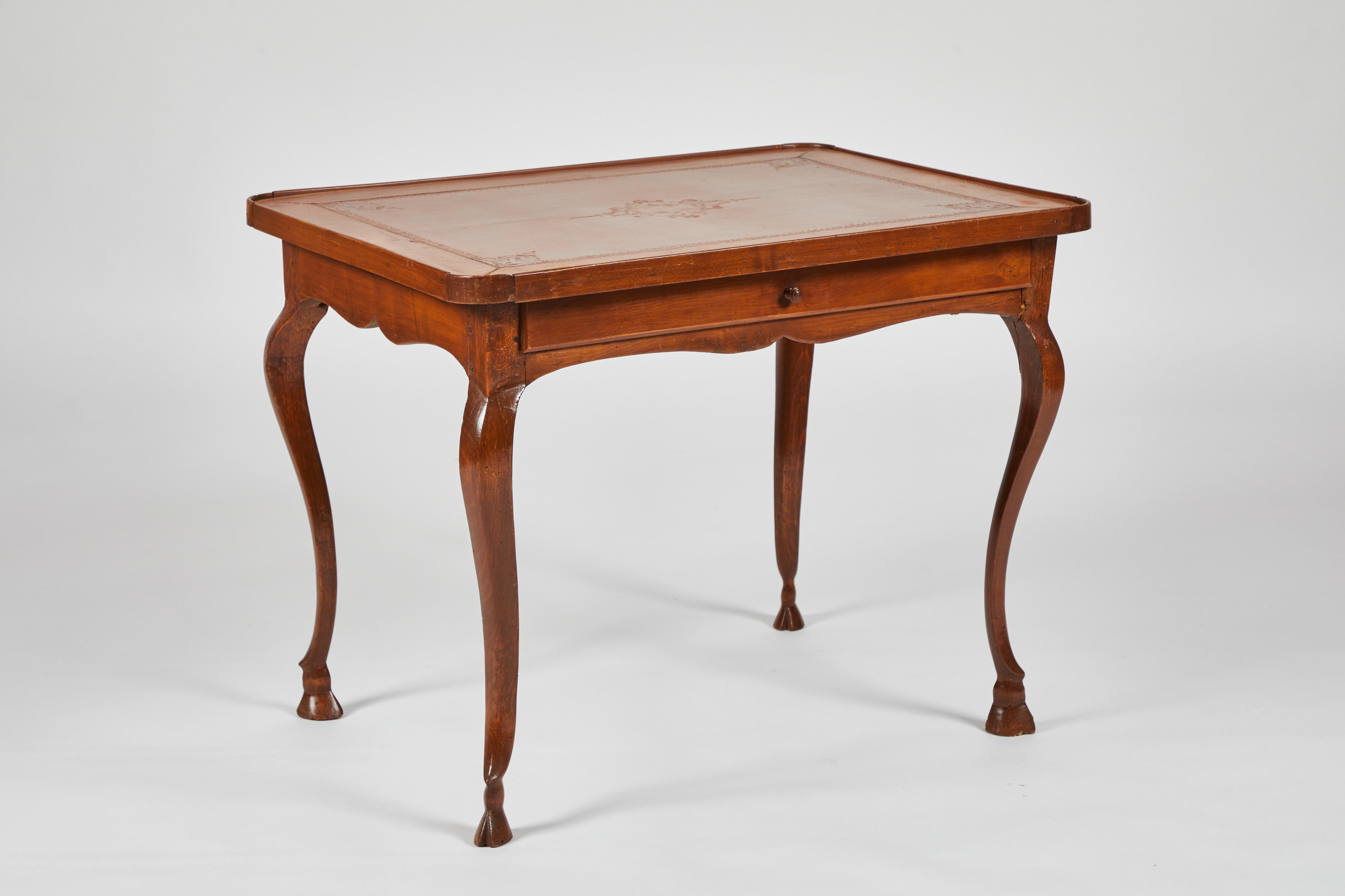 Early 19th Century Continental Rococo Style Walnut Leather Top Writing Table For Sale 3