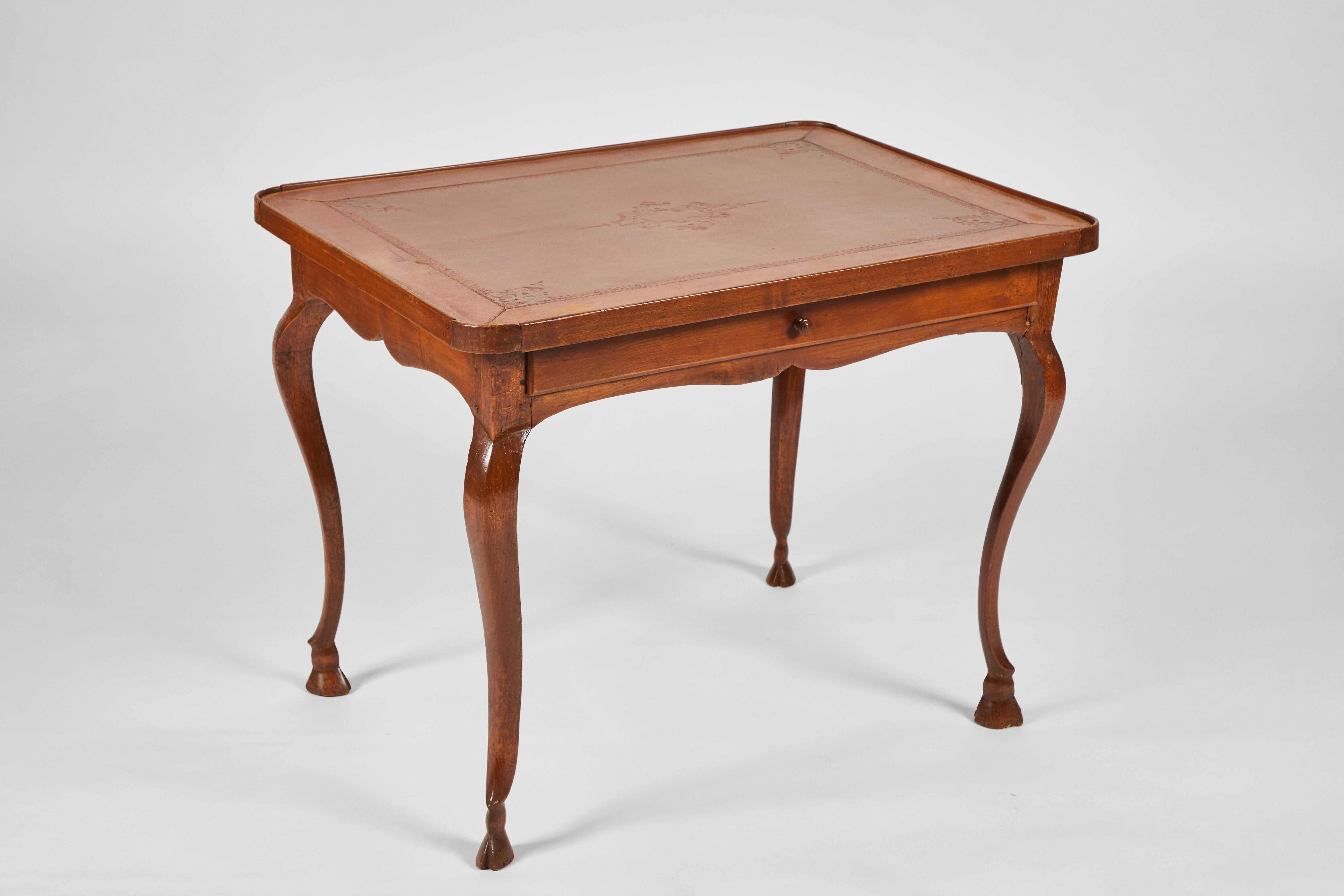 Early 19th Century Continental Rococo Style Walnut Leather Top Writing Table For Sale 4