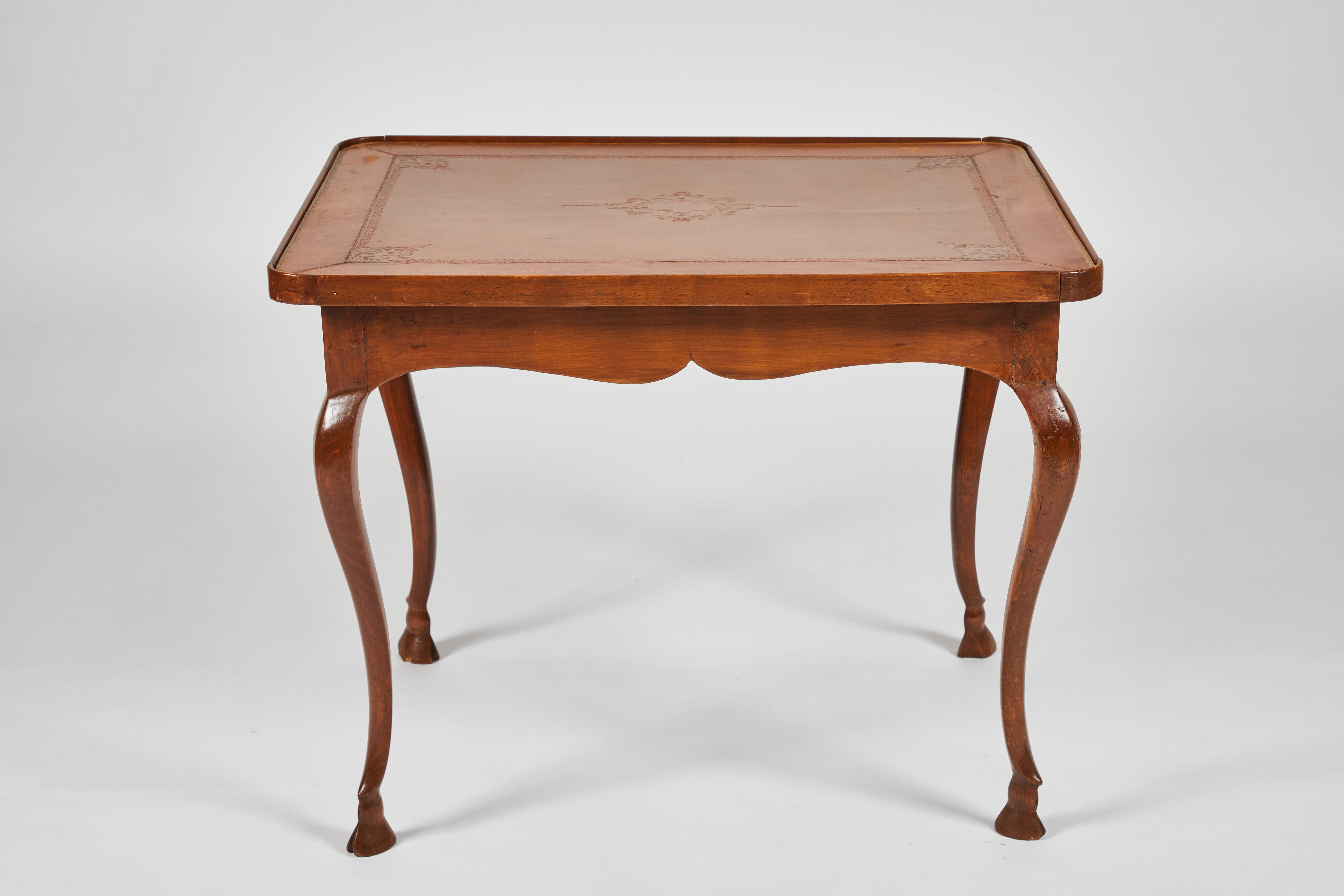 Early 19th Century Continental Rococo Style Walnut Leather Top Writing Table For Sale 5