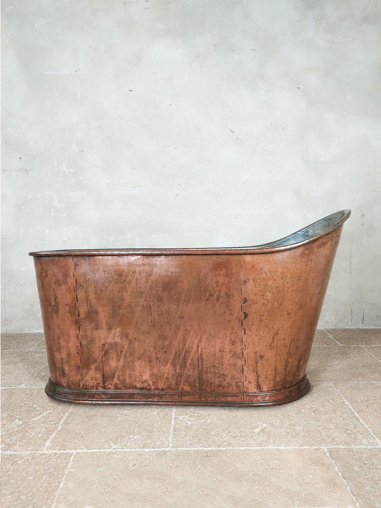 Beautiful early 19th century (around 1800) copper bathtub. Made in France in the Empire style. This is an Asymmetrical bathtub that you use while sitting, which is why this bathtub is quite high.

length 134 cm x width 44-63.5 cm x height 58-75 cm.