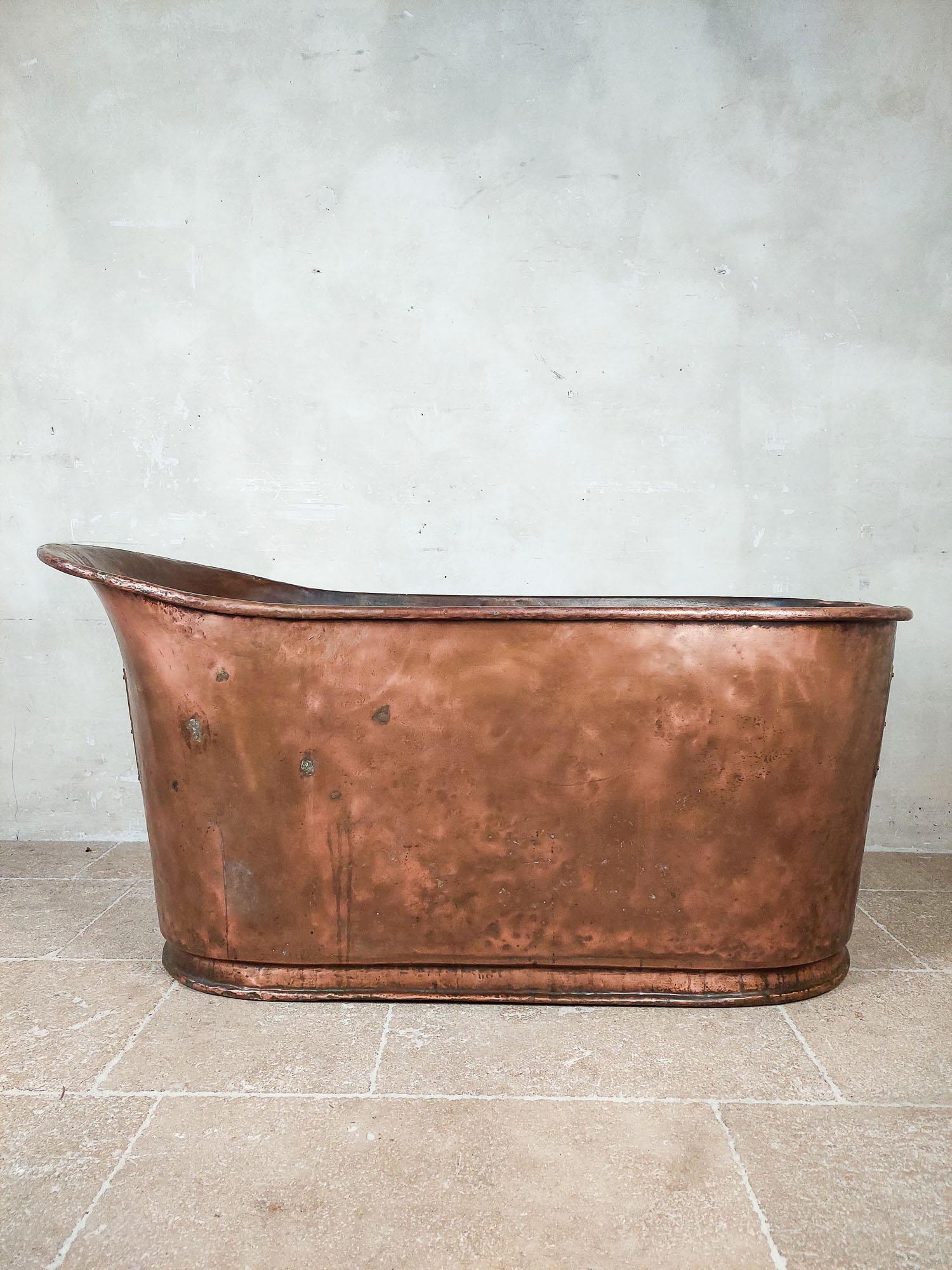 Beautiful early 19th century (around 1800) copper bathtub. Made in France in the Empire style. This is an Asymmetrical bathtub that you use while sitting, which is why this bathtub is quite high.

length 149 cm x width 65.5 cm x height 62-73 cm.