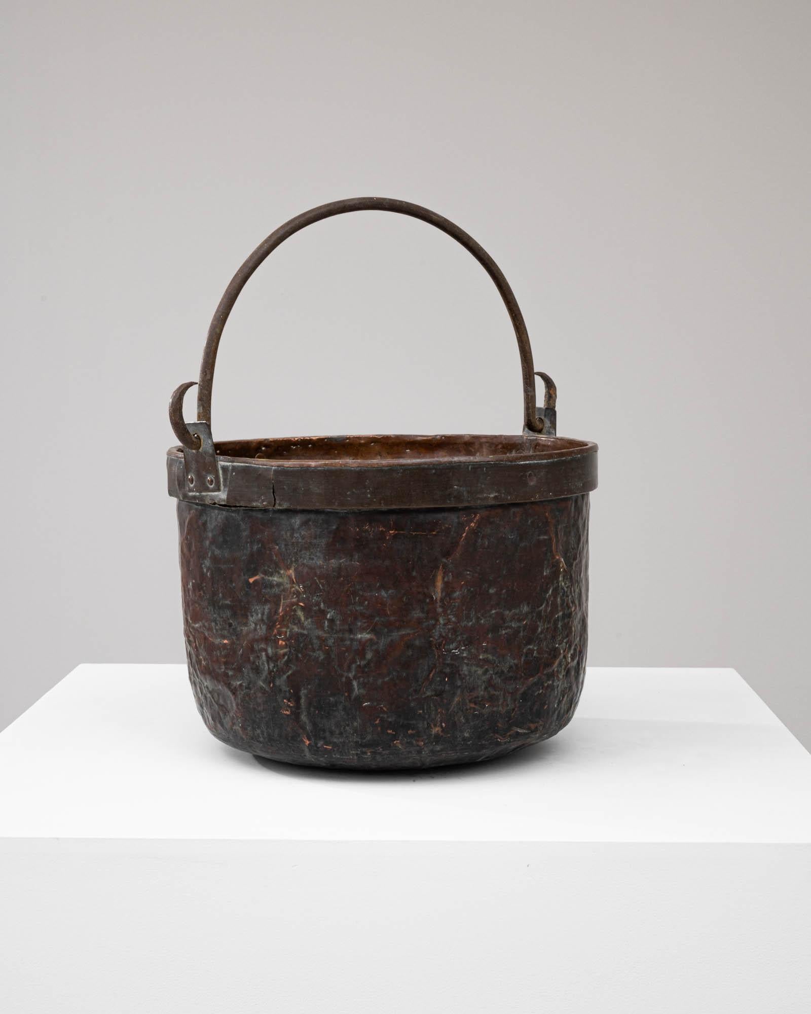 Early 19th Century Copper Bucket In Good Condition For Sale In High Point, NC
