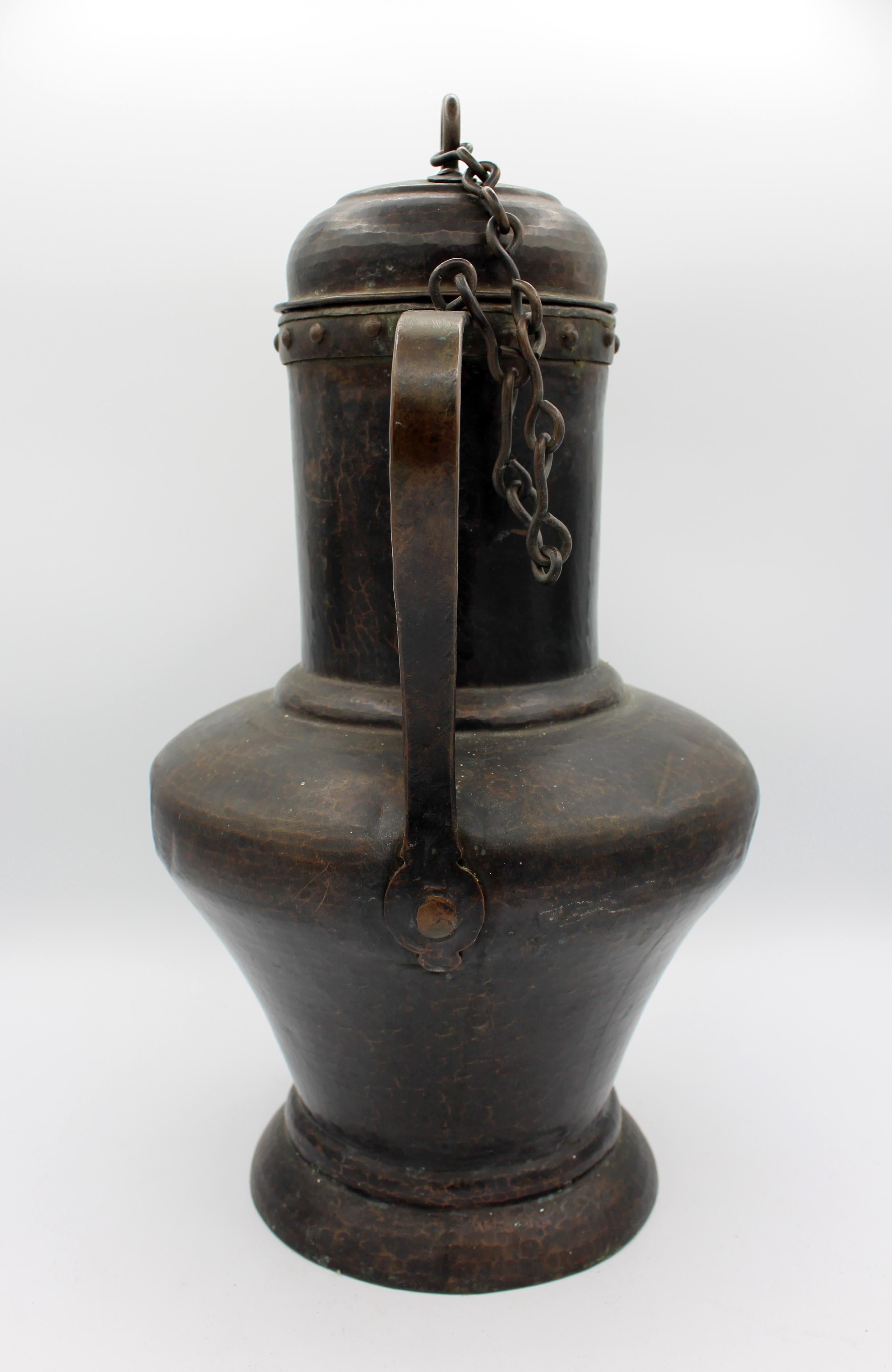 Early 19th century copper milk flagon from Burgundy (farm in Blanzy). Hand-raised. Original cover & chain. By descent through one family.
Measures: 15