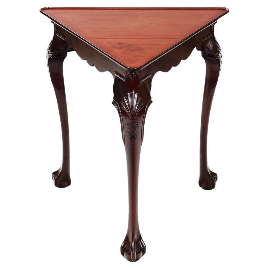 Mesa esquinera de servicio de principios del siglo XIX