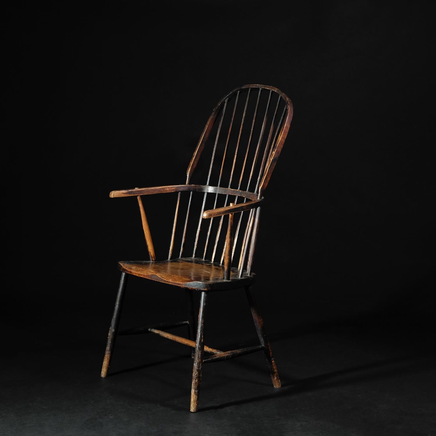 Rare exemple très original d'un fauteuil Windsor de la campagne occidentale du début du XIXe siècle. Pieds fuselés unis reliés par une entretoise en forme de H. Le siège en orme massif avec une forme de selle subtile. Deux supports de bras effilés