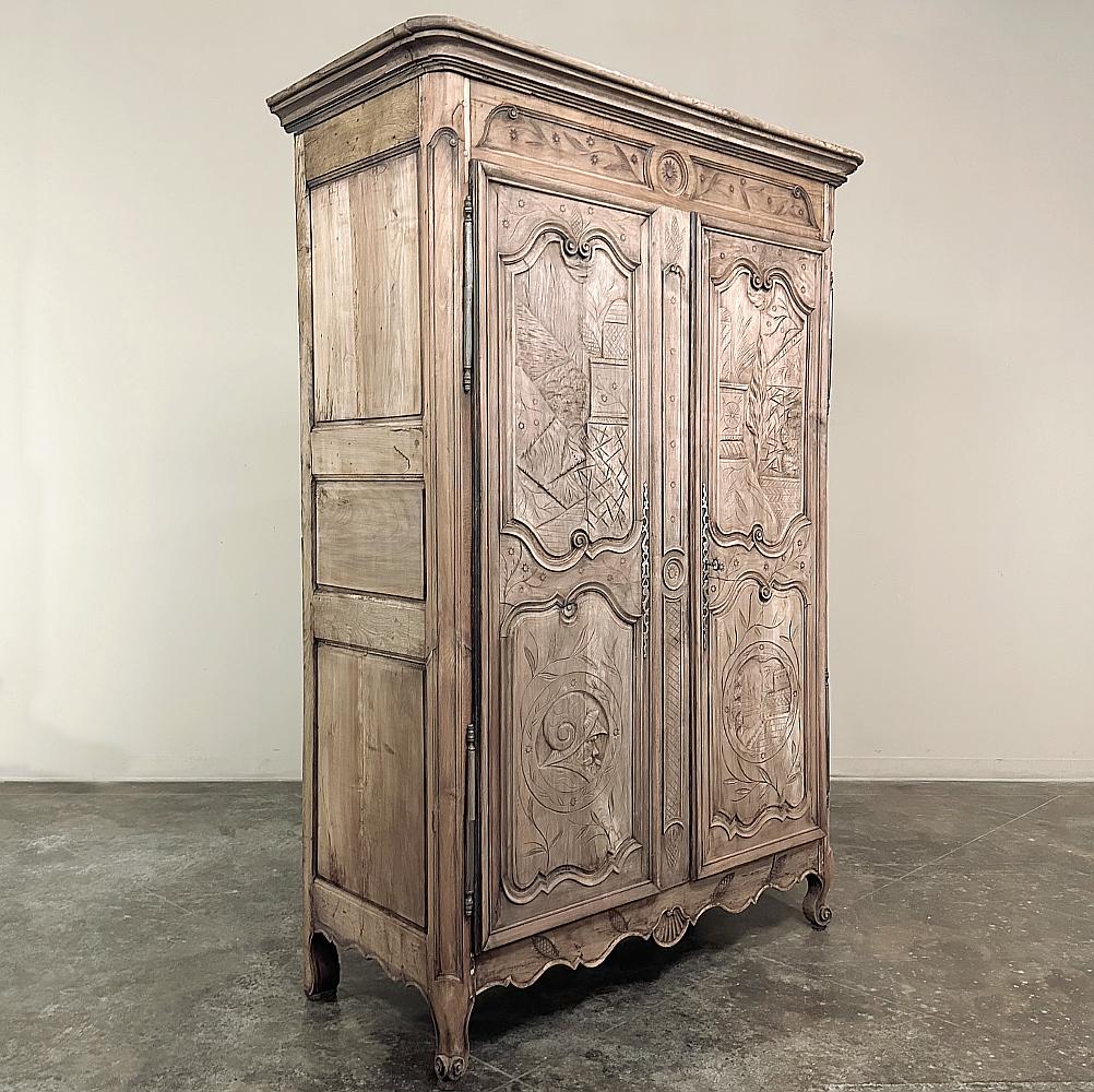Early 19th Century Country French Armoire from Lorraine in Stripped Oak 12