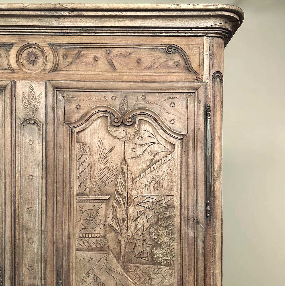 Early 19th Century Country French Armoire from Lorraine in Stripped Oak In Good Condition In Dallas, TX