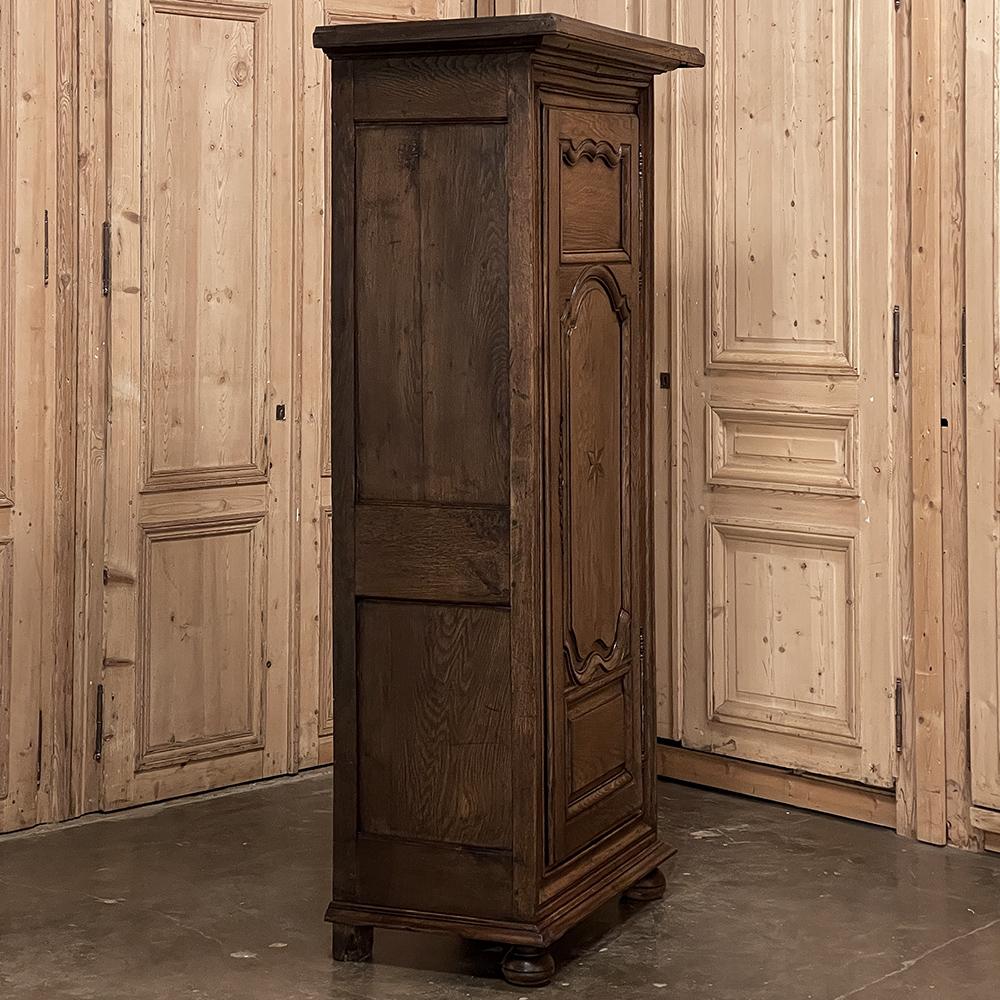 Hand-Crafted Early 19th Century Country French Bonnetiere For Sale