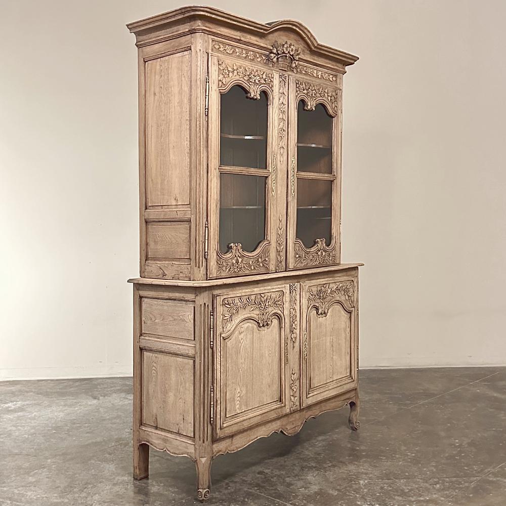 Intagliato a mano Libreria francese di campagna dell'inizio del XIX secolo ~ Buffet di porcellane della Normandia in vendita