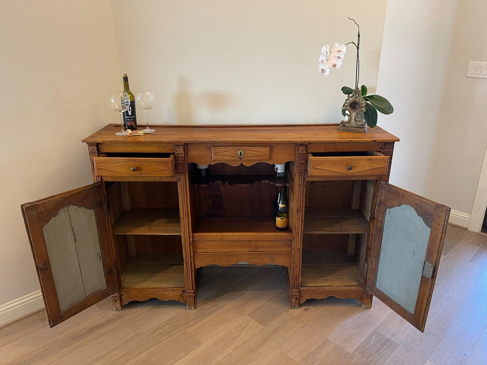 Early 19th Century Country French Bordeaux Sideboard In Good Condition For Sale In Forney, TX
