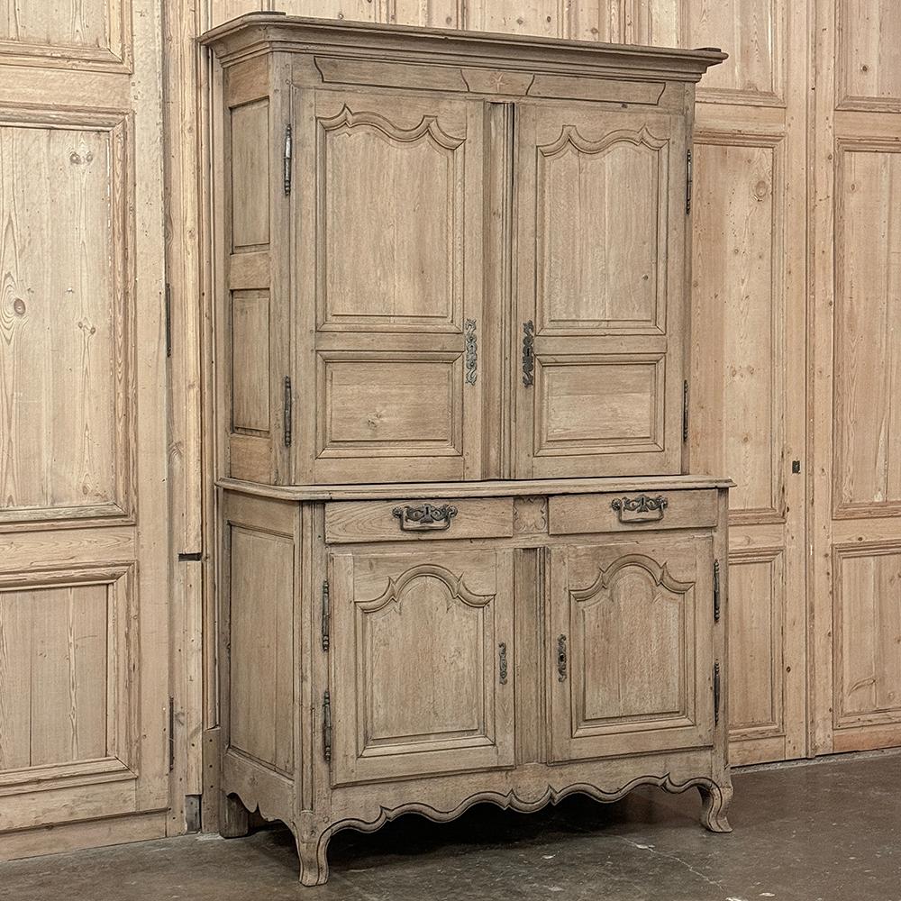 Il Buffet a Deux di Wood Wood dell'inizio del XIX secolo è stato ricavato da una fitta quercia di vecchia data che è stata scrupolosamente sverniciata dal nostro esperto personale interno, lasciando a tutti la ricca patina del legno!  Questo ricordo