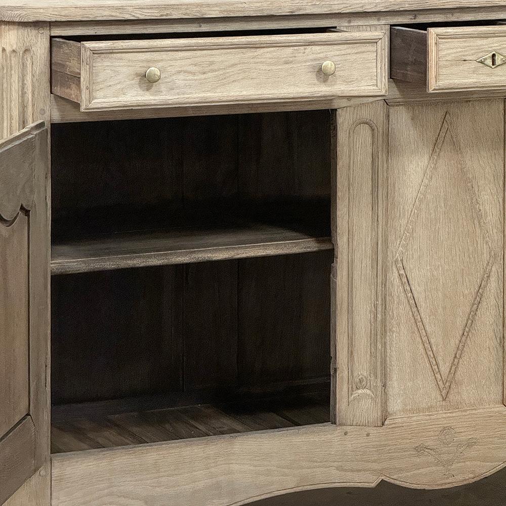 Early 19th Century Country French Buffet in Stripped Oak In Good Condition In Dallas, TX