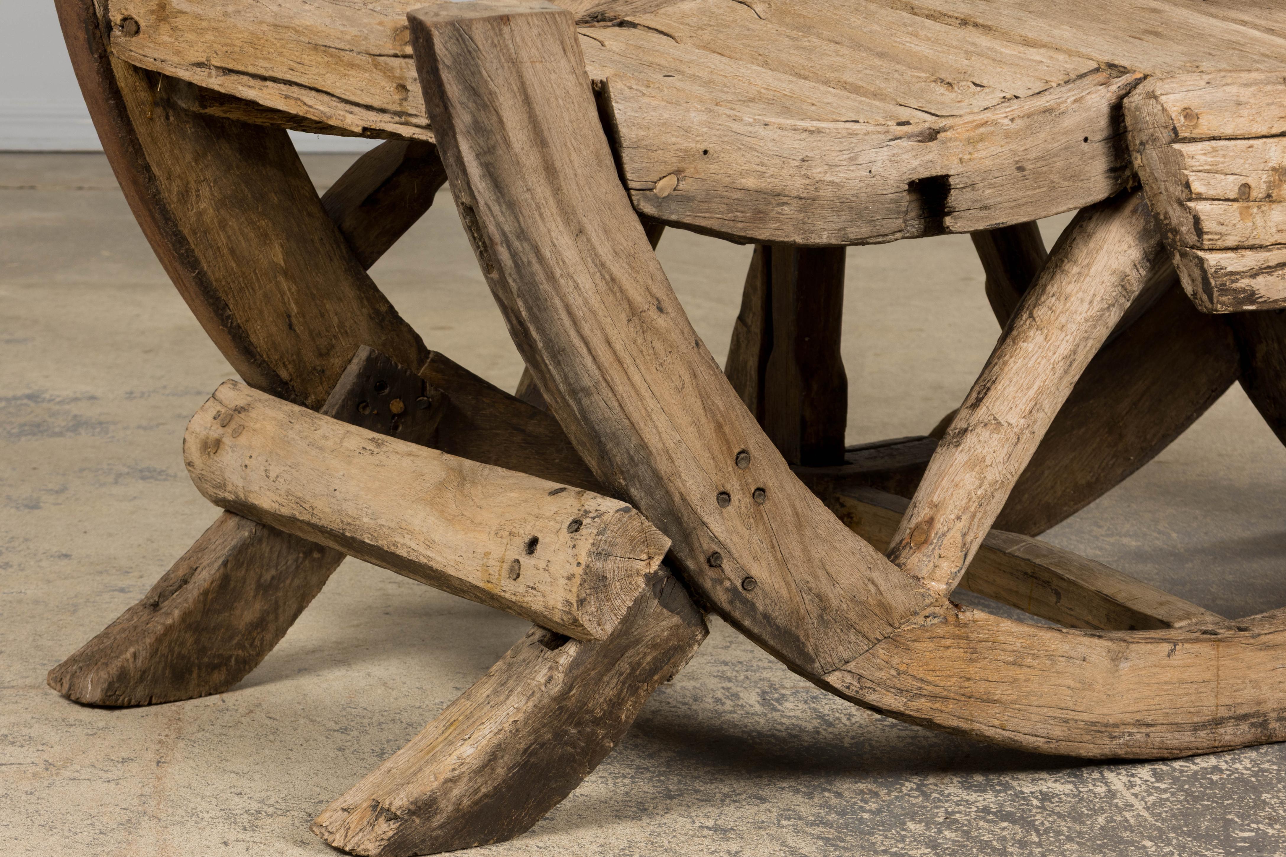 Banc d'extérieur en chêne à roues de chariot, début 19e siècle, de style campagnard français. en vente 2