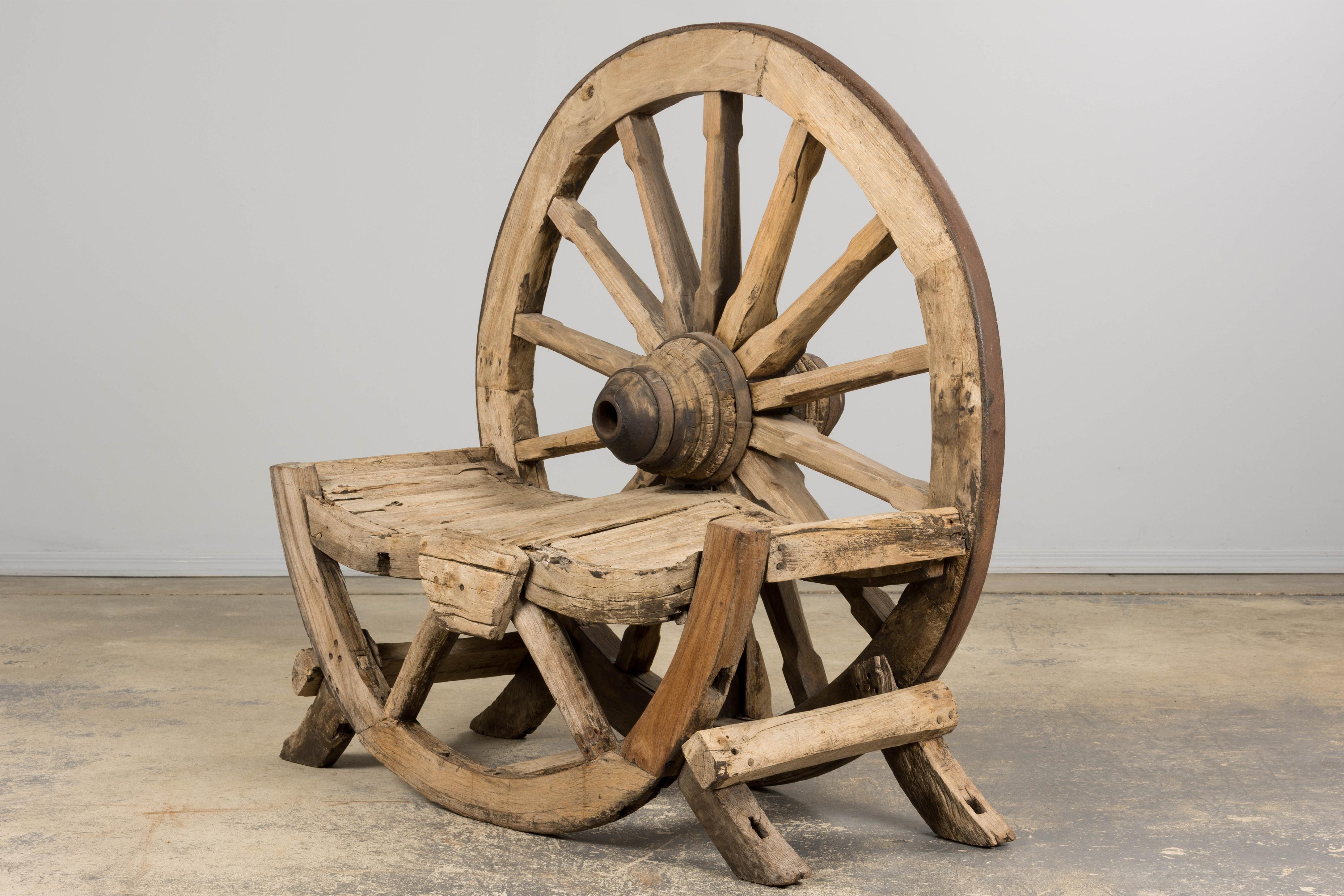 Banc d'extérieur en chêne à roues de chariot, début 19e siècle, de style campagnard français. en vente 6
