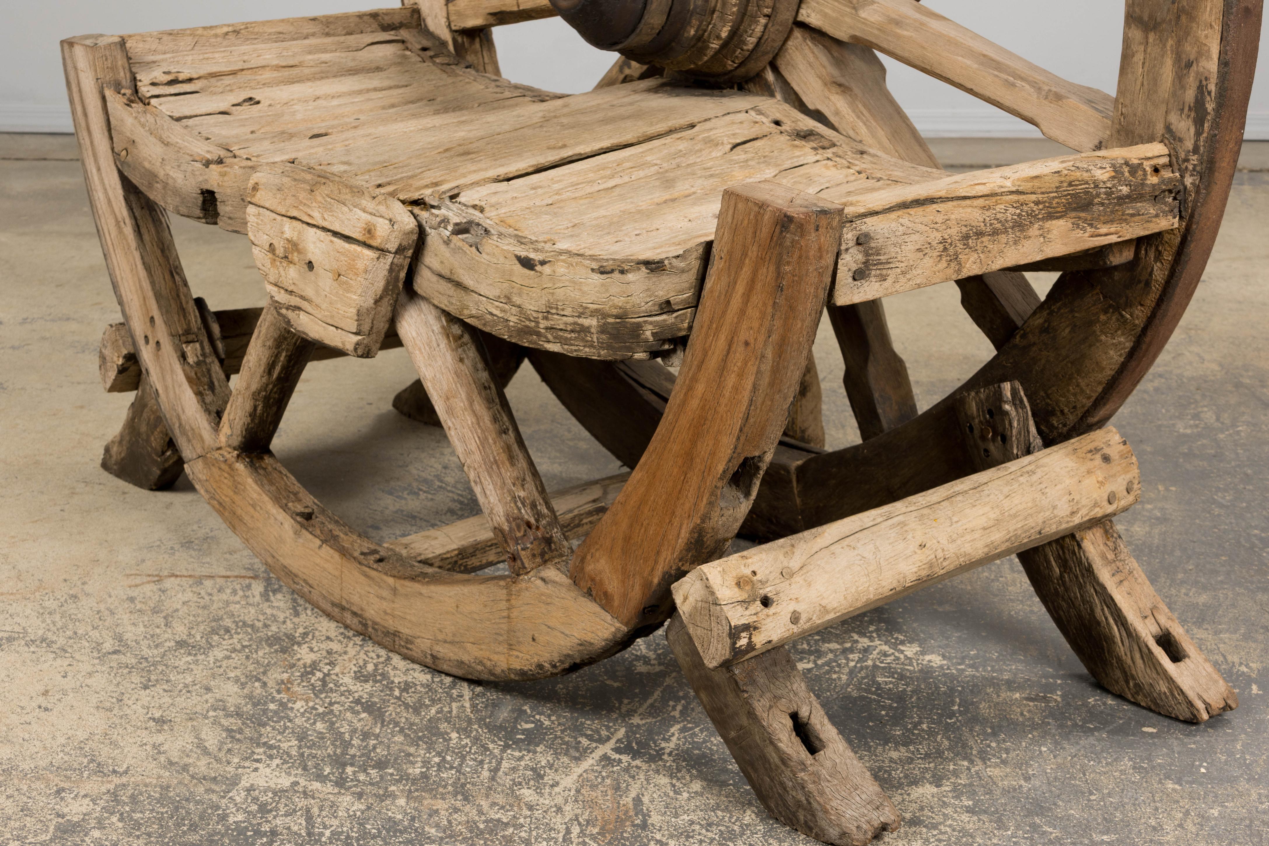 Banc d'extérieur en chêne à roues de chariot, début 19e siècle, de style campagnard français. en vente 7