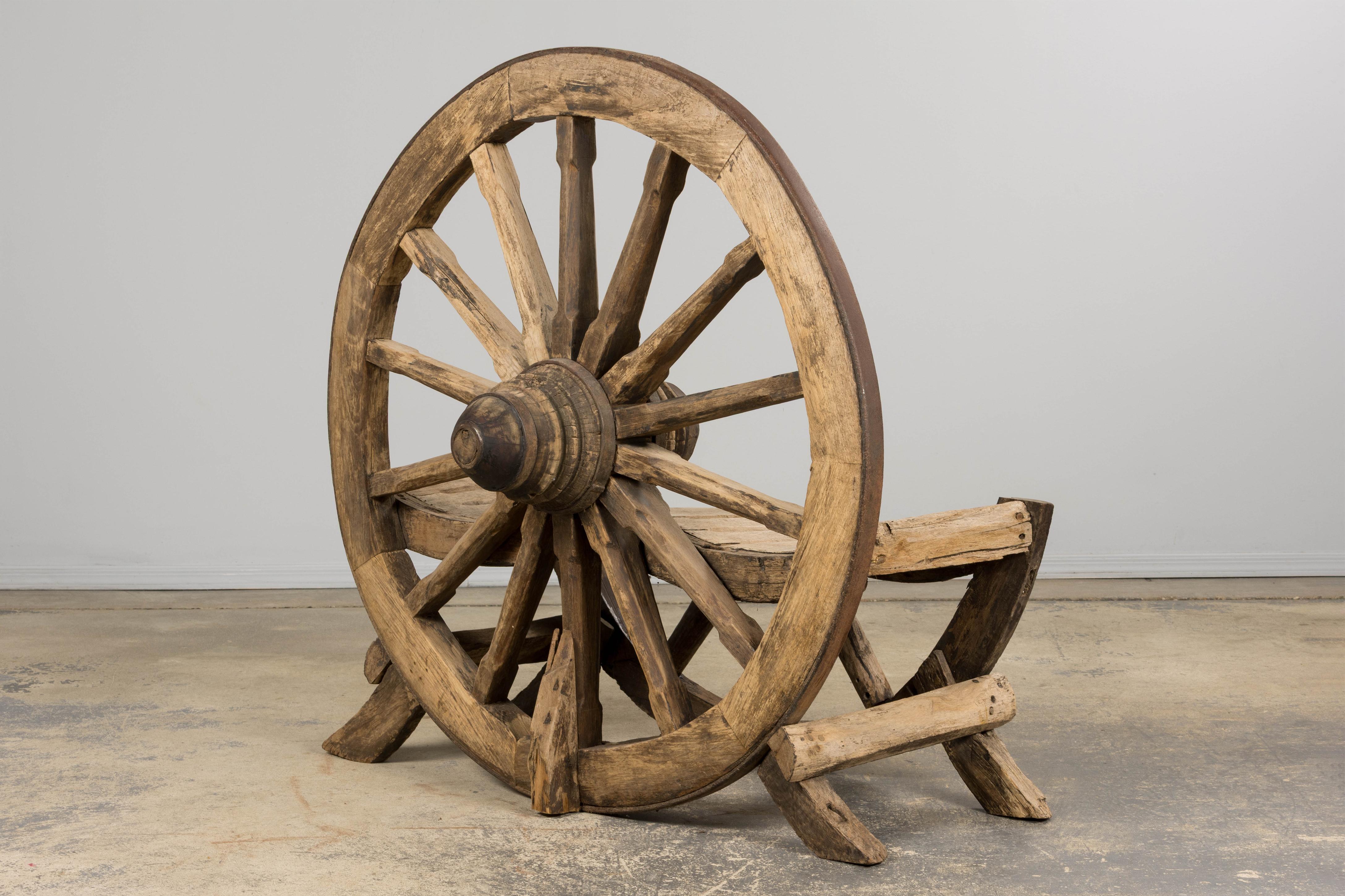 Banc d'extérieur en chêne à roues de chariot, début 19e siècle, de style campagnard français. en vente 9
