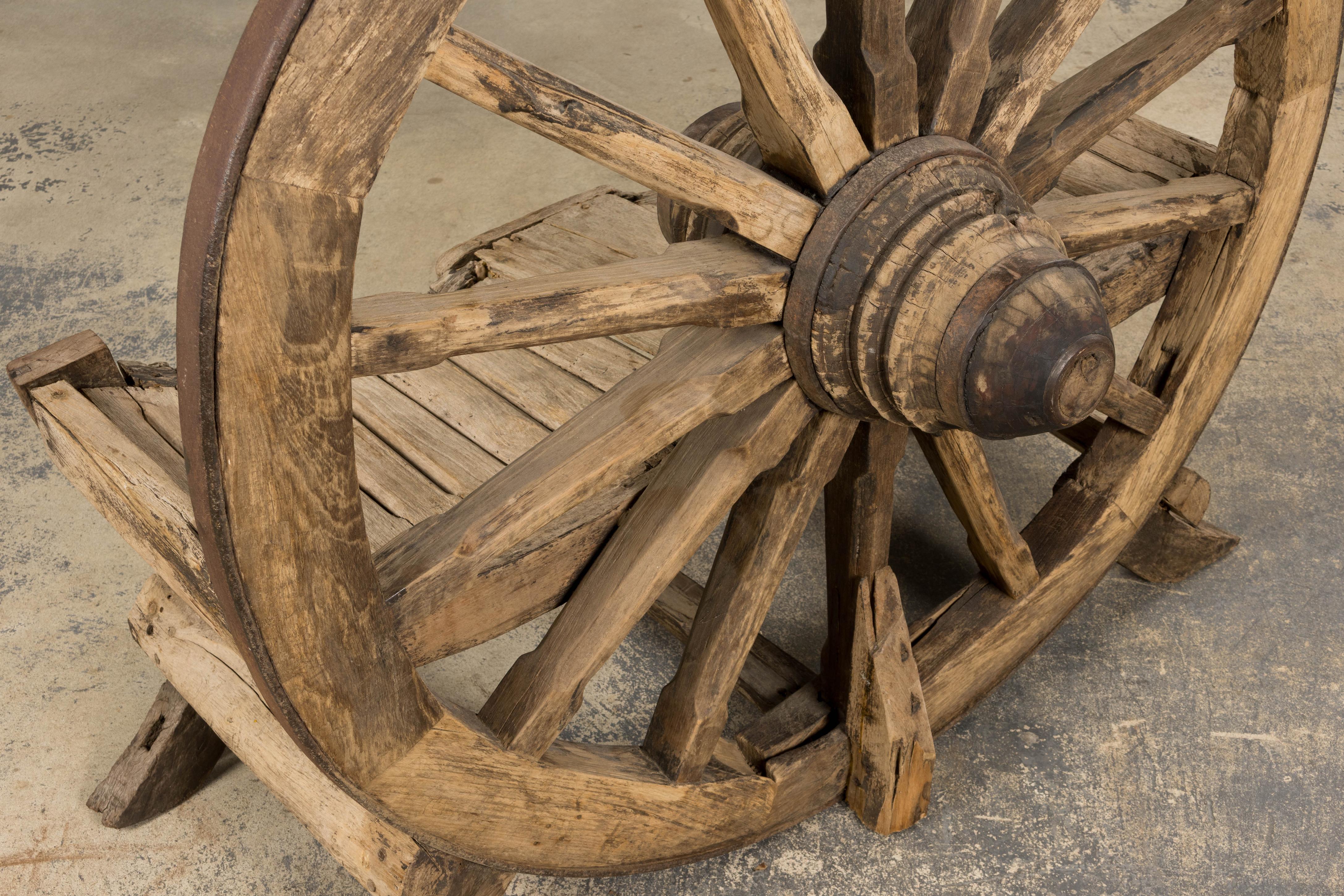 Banc d'extérieur en chêne à roues de chariot, début 19e siècle, de style campagnard français. en vente 10