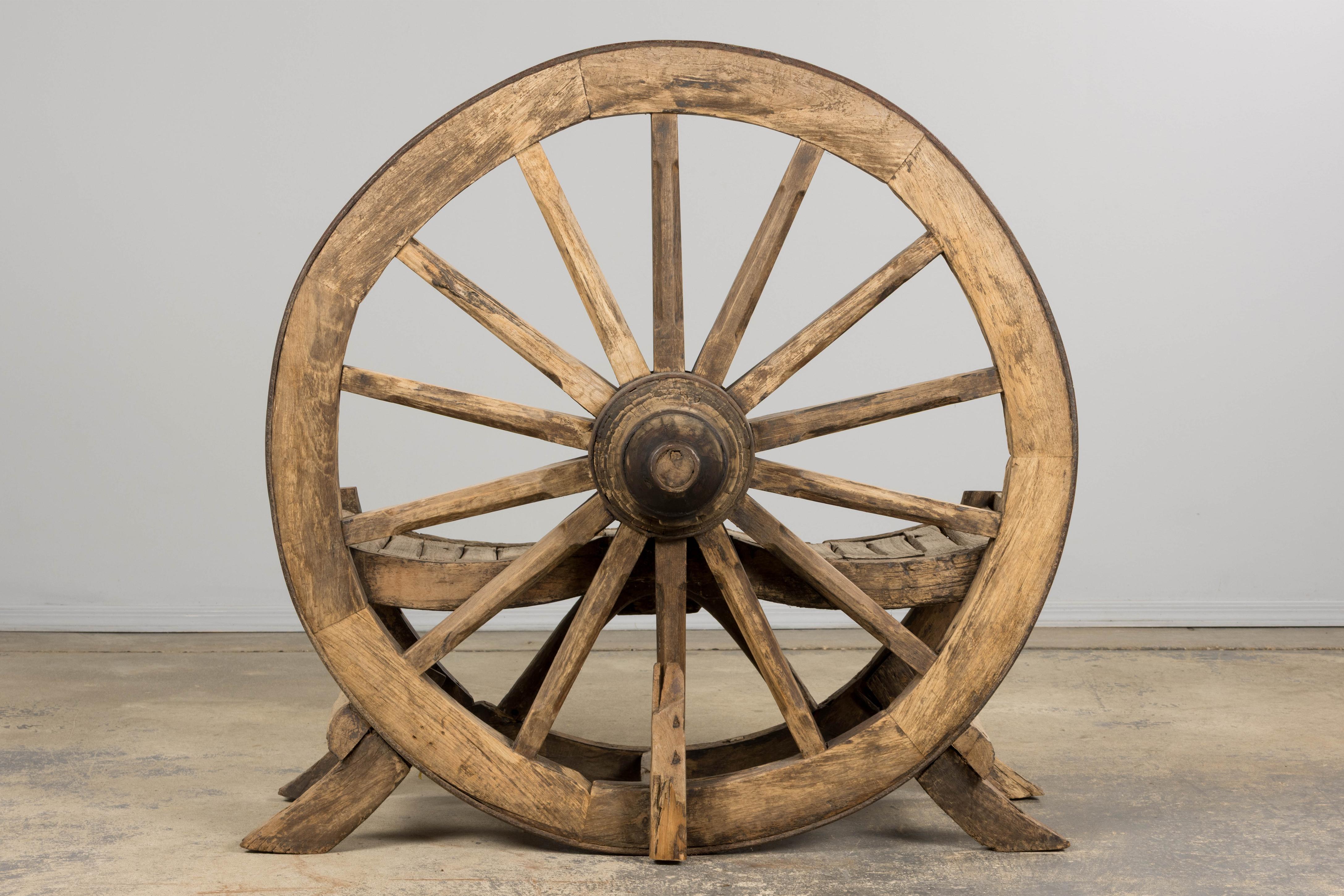 Banc d'extérieur en chêne à roues de chariot, début 19e siècle, de style campagnard français. en vente 11