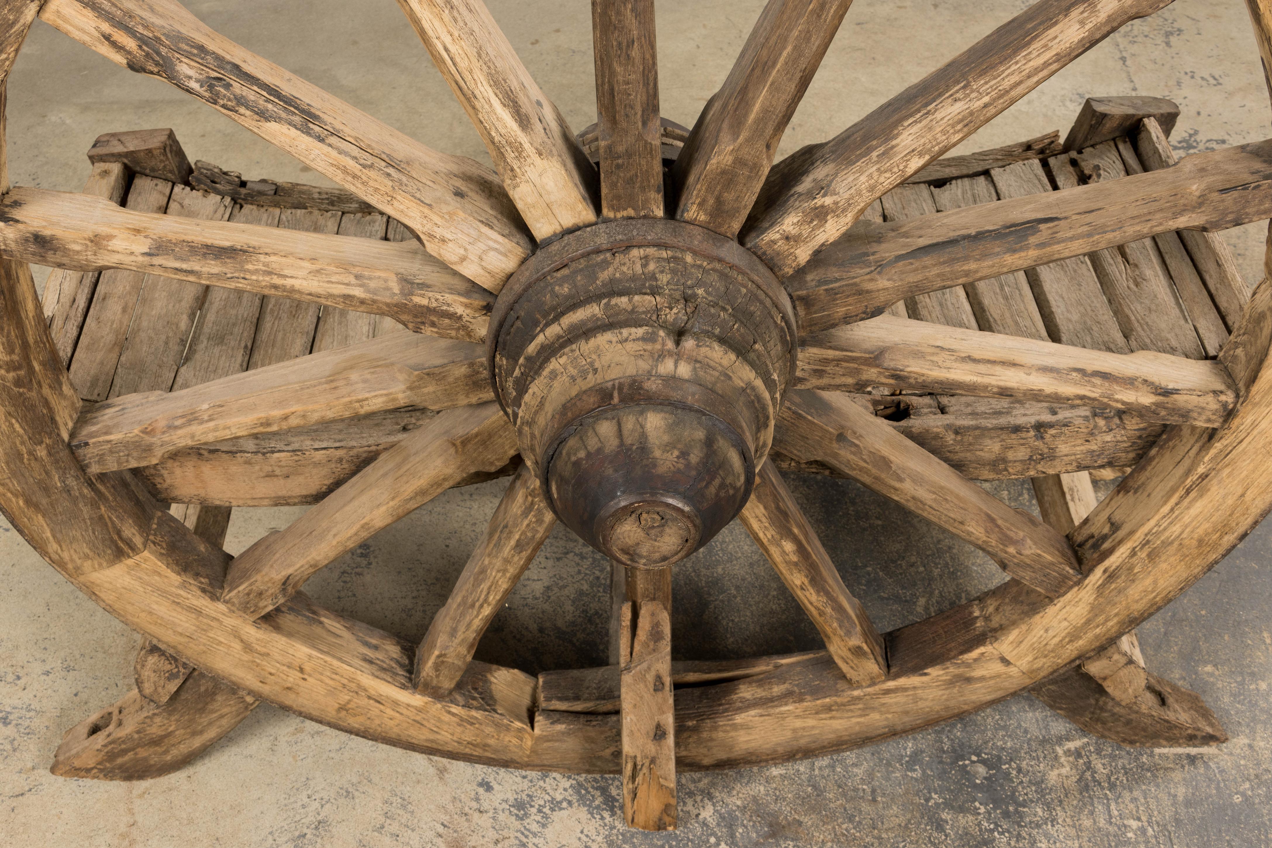 Banc d'extérieur en chêne à roues de chariot, début 19e siècle, de style campagnard français. en vente 12