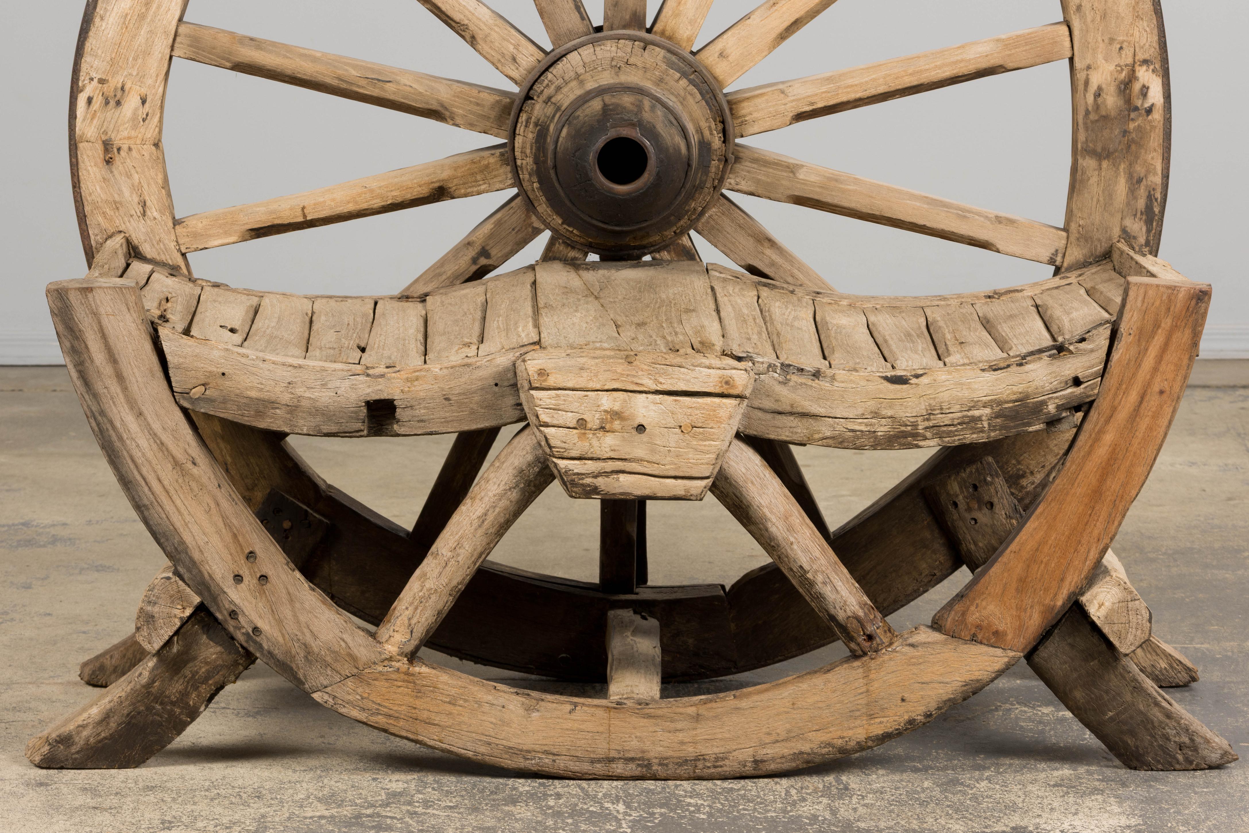 Provincial français Banc d'extérieur en chêne à roues de chariot, début 19e siècle, de style campagnard français. en vente
