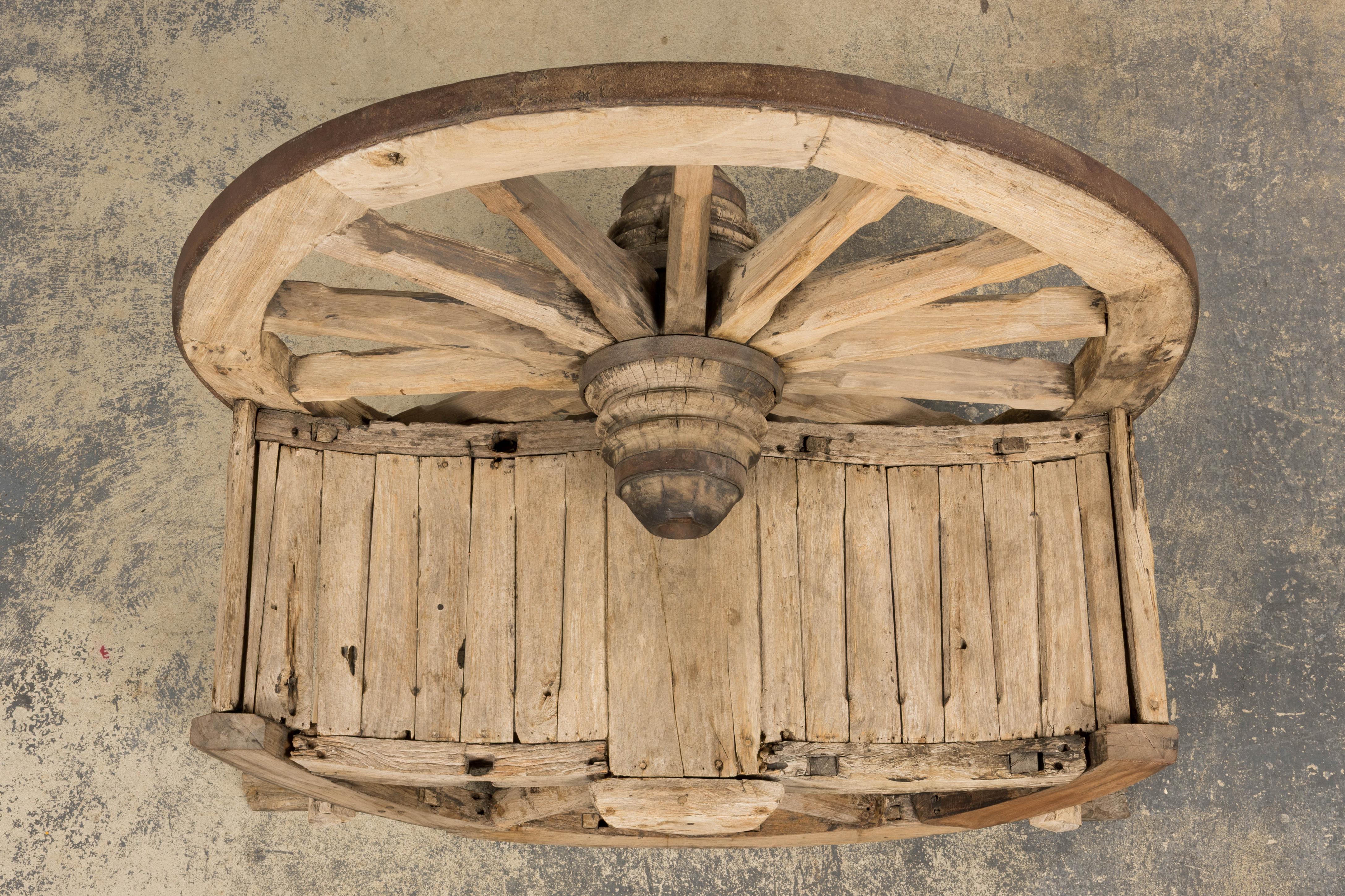 Français Banc d'extérieur en chêne à roues de chariot, début 19e siècle, de style campagnard français. en vente