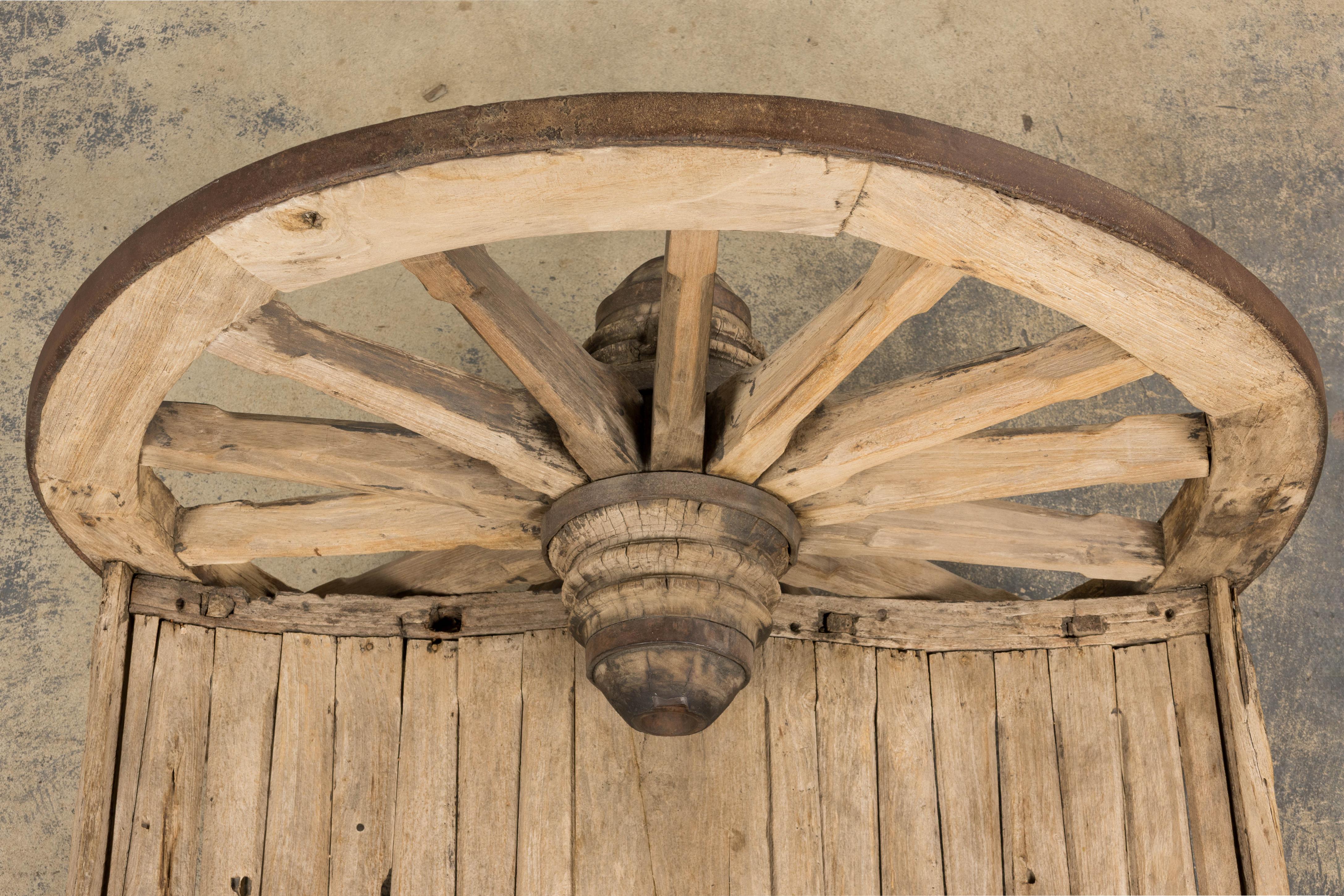 Sculpté à la main Banc d'extérieur en chêne à roues de chariot, début 19e siècle, de style campagnard français. en vente