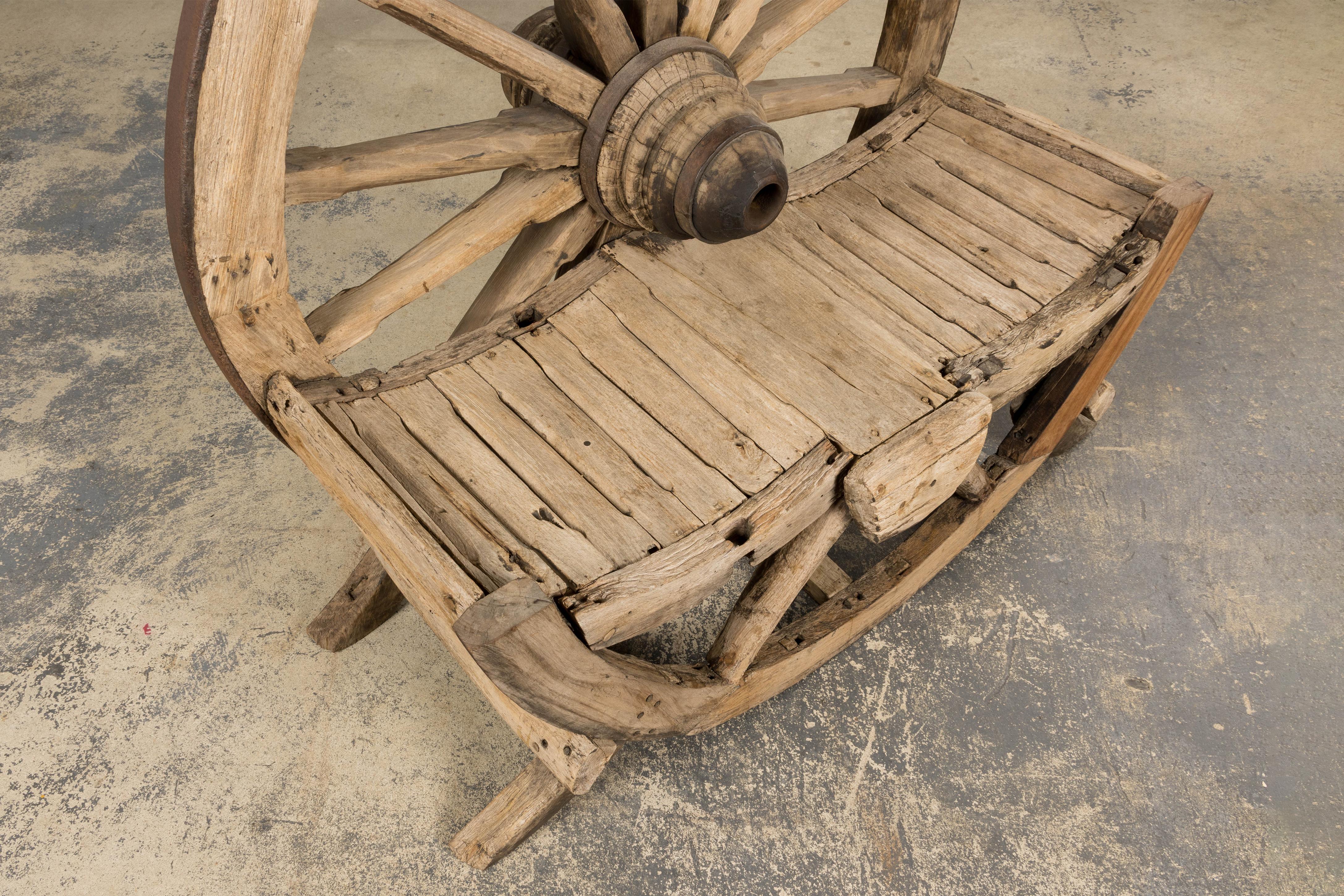 Banc d'extérieur en chêne à roues de chariot, début 19e siècle, de style campagnard français. en vente 1