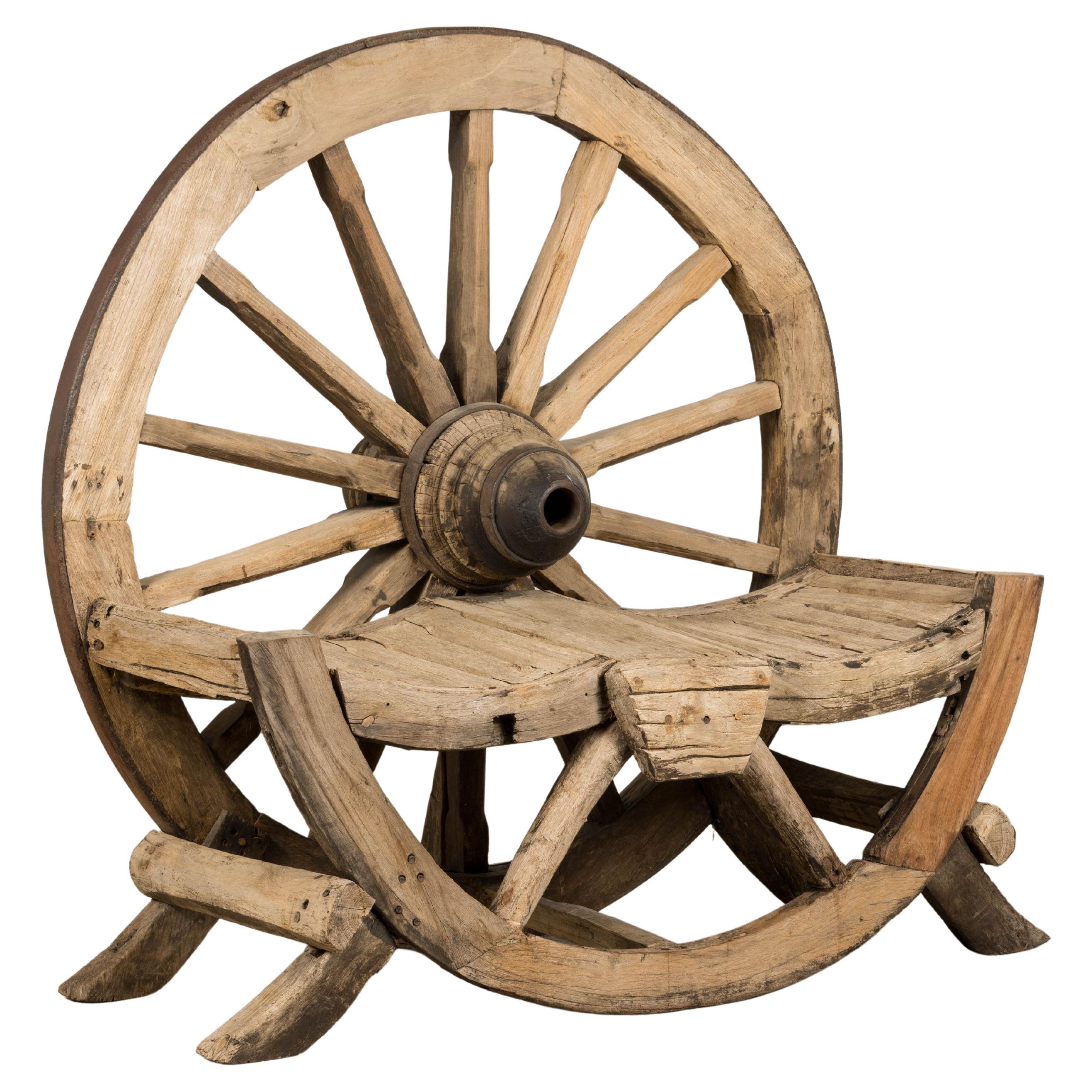 Banc d'extérieur en chêne à roues de chariot, début 19e siècle, de style campagnard français. en vente