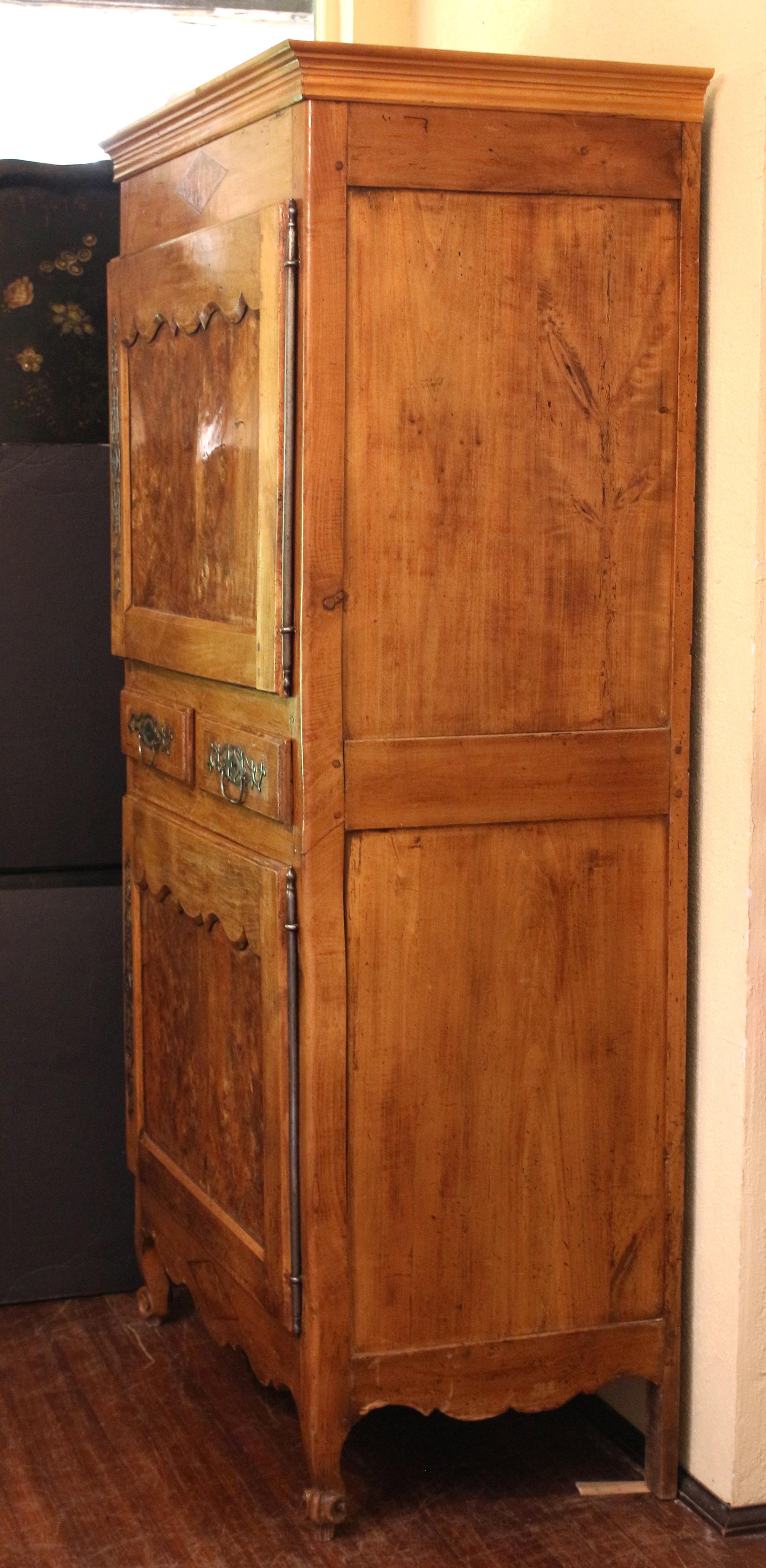 Homme Debout francese dell'inizio del XIX secolo. Frassino, frassino e ciliegio Burl. Una forma rara, con le ante superiori e inferiori ben intagliate con favolosi pannelli di radica, centrate dai due cassetti con inserti di radica e con pannelli