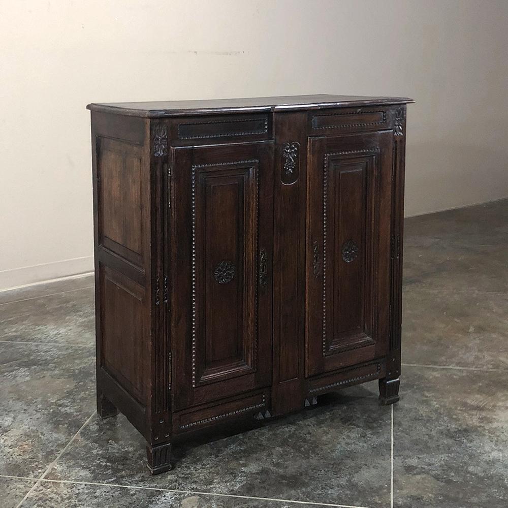 Early 19th century Country French Louis XVI oak buffet is the perfect choice for cozy niches, or as a guest bathroom sink vanity! Tailored lines and solid hand-fitted construction ensure it will provide enjoyment for decades to come,
circa
