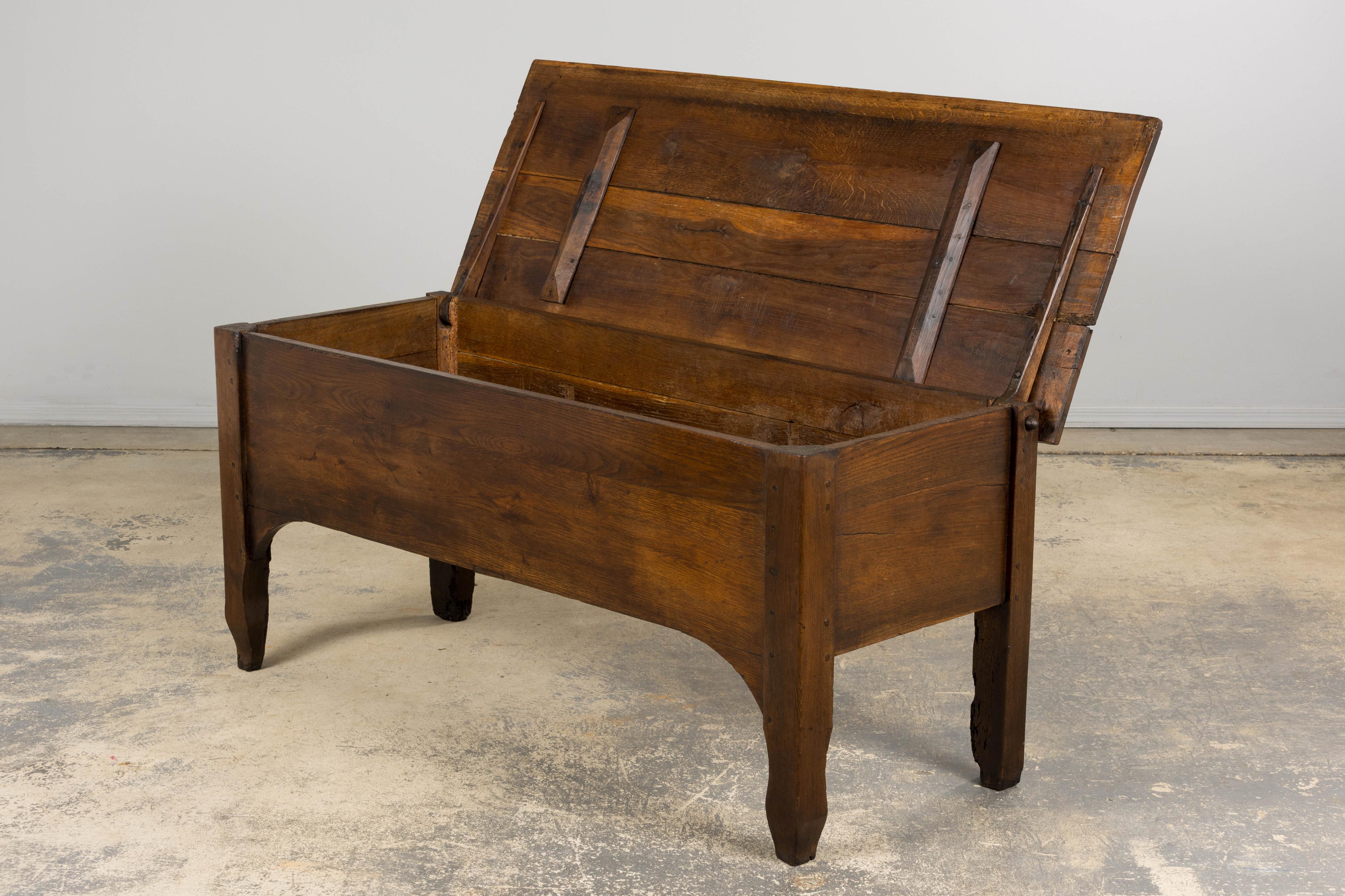 Frühe 19. Jahrhundert Land Französisch Provincial Oak Coffer Trunk im Angebot 11