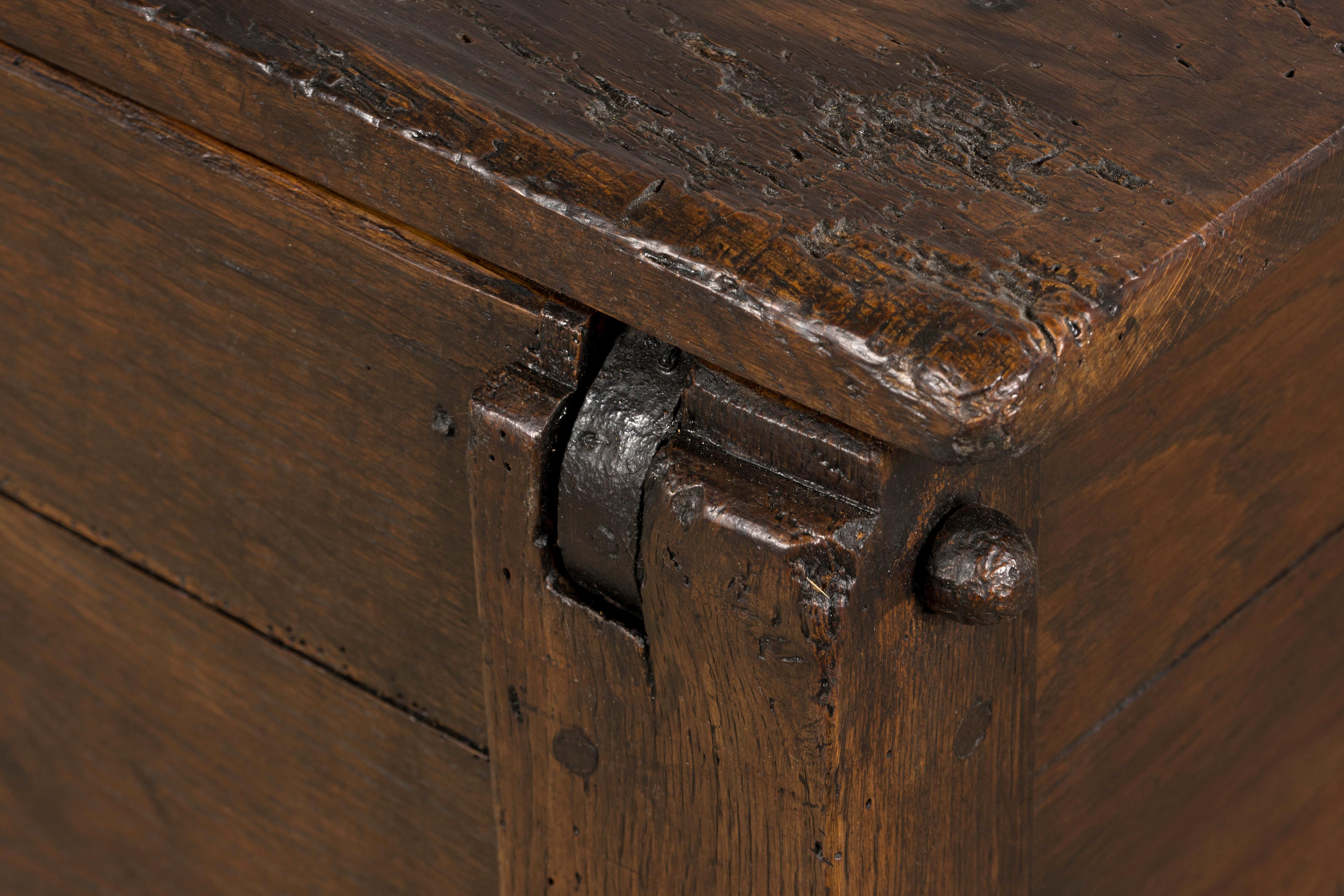 Frühe 19. Jahrhundert Land Französisch Provincial Oak Coffer Trunk im Angebot 13